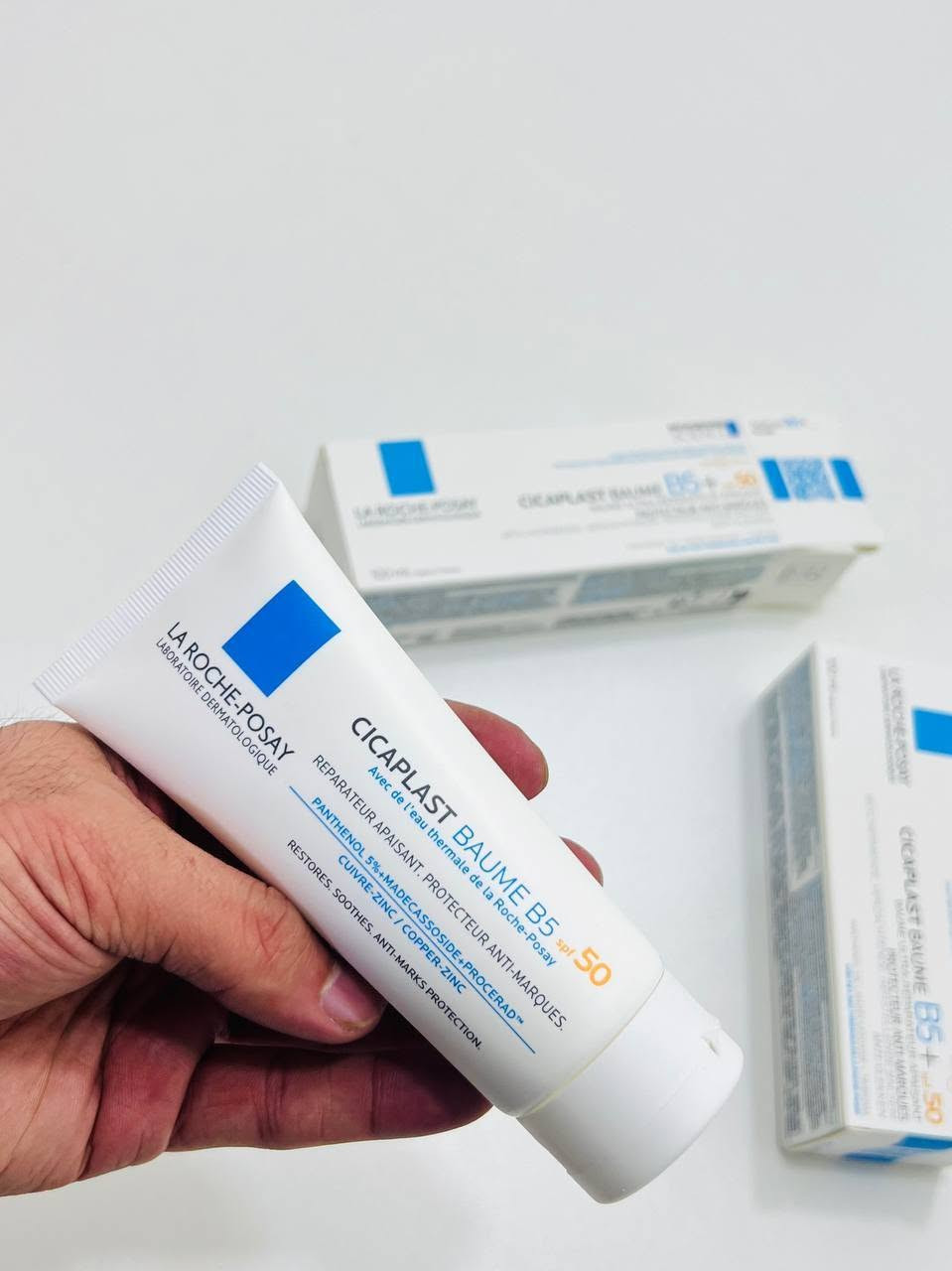 LA ROCHE-POSAY CICAPLAST BAUME B5+   100ml 🇫🇷
كريم سيكا لإصلاح وترميم البشرة الحساسة والمتضررة ✨
يهدّئ الاحمرار والتهيج ويرطّب بعمق، مناسب للوجه والجسم.
🎗 يحتوي على بانثينول B5 لتهدئة وترميم البشرة
🎗 مع مغنيسيوم نشط يعزز قوة ومرونة البشرة
🎗 يقلل آثار الخدوش والجروح الصغيرة ويساعد على تجفيف البثور
🎗 قوام خفيف وسريع الامتصاص
🎗 مثالي للبشرة الجافة والحساسة
المنشأ: فرنسا 🇫🇷


**إذا كنت صاحب هذا الإعلان وتريد حذفه لأي سبب، رجاءا أرسل رسالة إلى الدعم الفني**