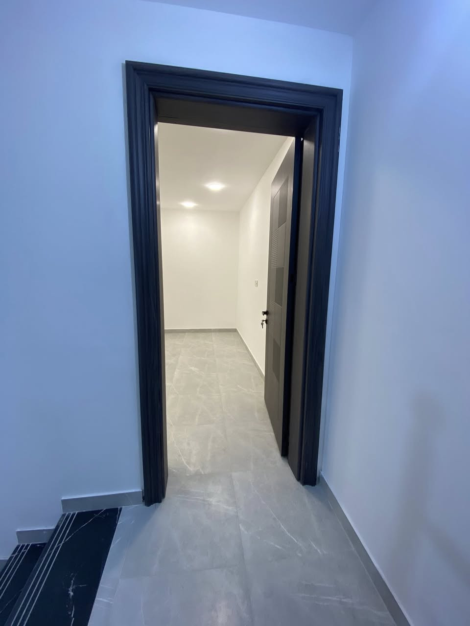 دار زراعي حي تونس الجمعية
شارع مقرنص
مساحة 44 متر 
طابق 1 صالة مطبخ مفتوح خدمات
طابق 2 غرفتين نوم حمام 
ط3 غرفه بيتونه سطح
بيت جديد زيرو بناء بناء فول

اي ستفسار *********** واتساب
