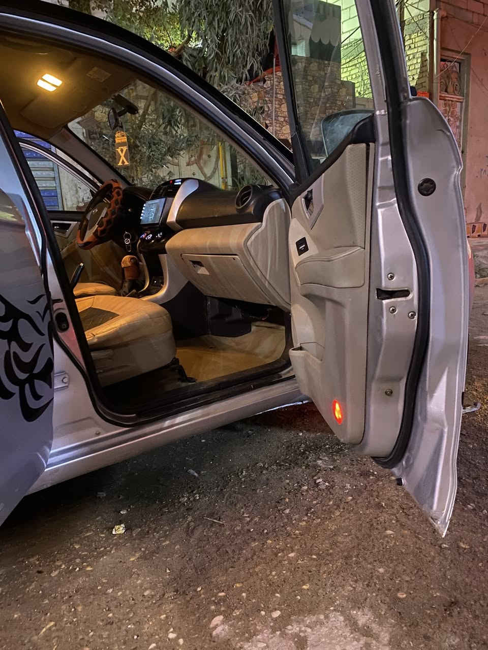 اللهم صلِ على محمد وآل محمد
السلام عليكم ۔۔۔ للبيع
ليفان x60 موديل ٢٠١٥ 
عدا مواصفات الليفان المعروفة
كير اوتو ومحرك نحلة جدد 
ويل كب كروم حجم ١٨ مال سورينتو
شاشة اندرويد مع تحكم ستيرن
سستم صوت
كاميرا دوارة مع دبل حساس بك
لايت زنون الاصلي 
هورن بوش
بنيد ينرفع جكَات 
منظومة تبريد كاملة مبدل جديد ذاك الموسم والكمبريسر جديد بعده ما مربوط على المنظومة 
باتري جديد 
كهربائيات كلها شغالة شلع قلع
بيها ضربة بالجاملخ الايسر خفيفة
جان بيها خياس بالدوسات 
بيها بعد ملاحظات وطخات 
السنوية ساقطة
السعر ٥٥&
***********
***********
مكان السيارة ذي قار الشطرة
