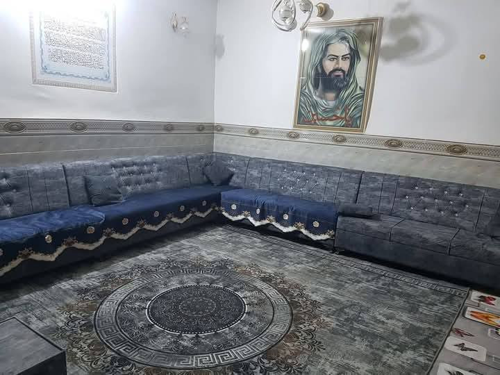 السلام عليكم بيت للبيع في كربلاء المقدسة مساحه البيت 100مربع وجهت البيت 10اب 10قرار محكمه سند 25
البيت طابقين طابق ال اول صاله ستقبال غرفه مطبخ صحيات دخليه و خارجيه منور طارمه  طابق ال ثاني ثلاث غرف معا صاله وياهن صحيات صبابه كون كريت بي نت ضوي موالده ذهبي قريب عليك سوك مدرس قريب عل امام 
خط مال ولايه عليه طريق مشايه رقم هاتف ***********سعر تصال وتدلل
