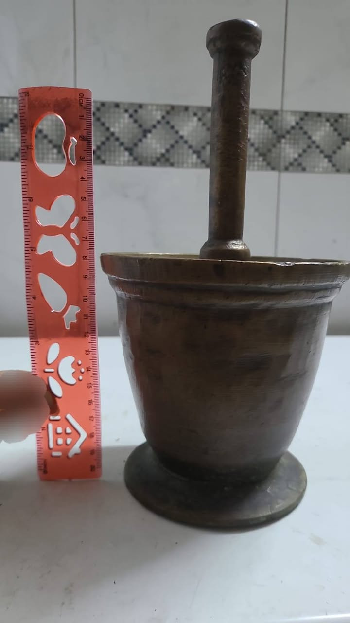 هاون الاصلي قديم ارتفاع الهاون 17سم تقريبآ وارتفاع اليده 25سم للبيع ***********
