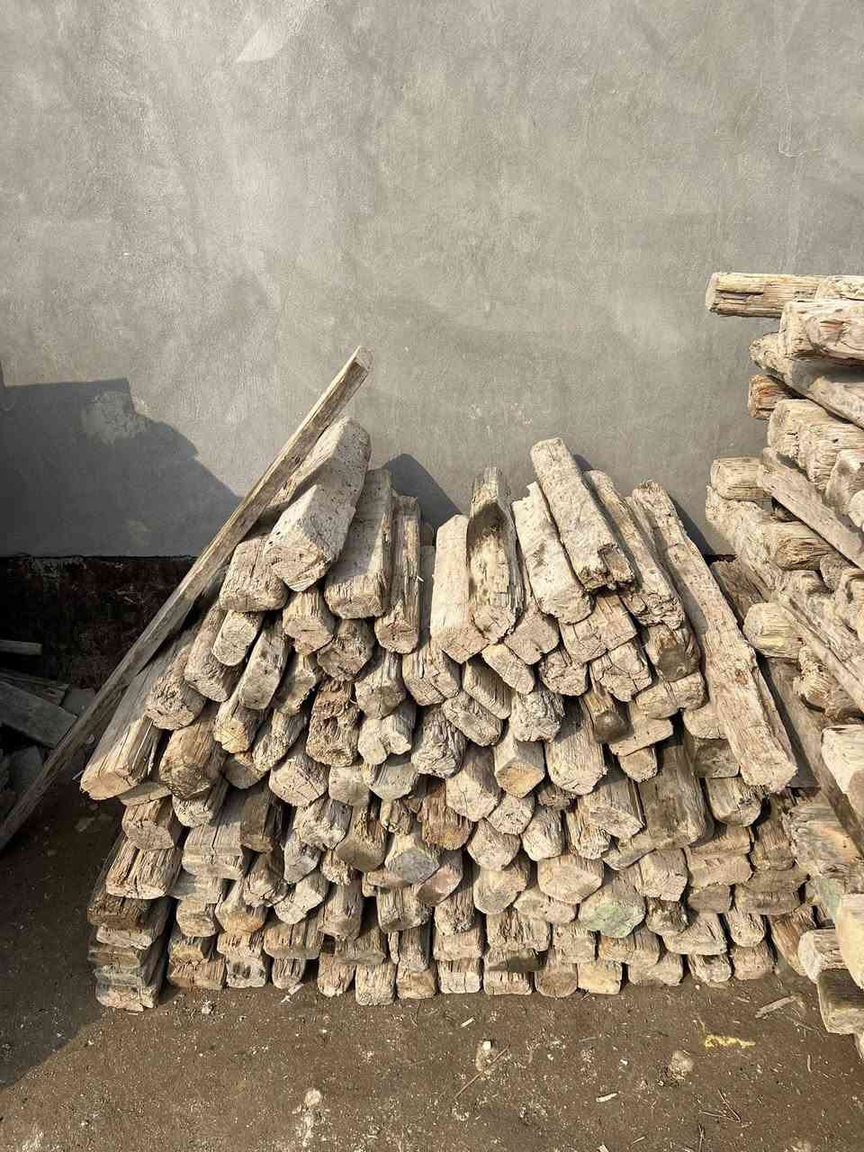 قالب خشب للبيع نضيف العدد ٦مكاعب ونص المكان حله للاستفسار الاتصال على الرقم***********
