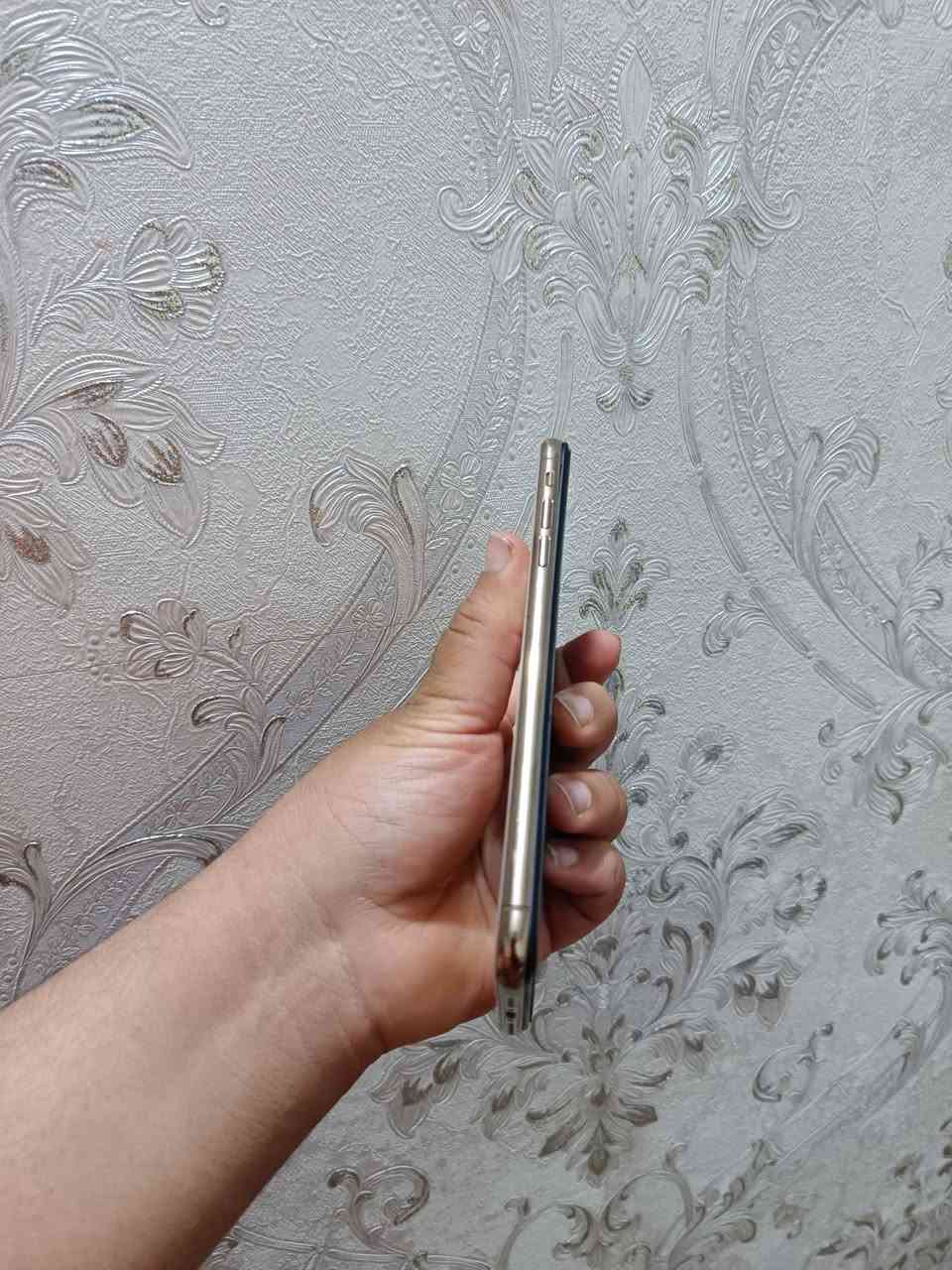 السلام علیکم آيفون اكس ماكس جهاز نضيف جدا كلشي شغال ماعدا فيس ايدي توصيل موجود ***********
