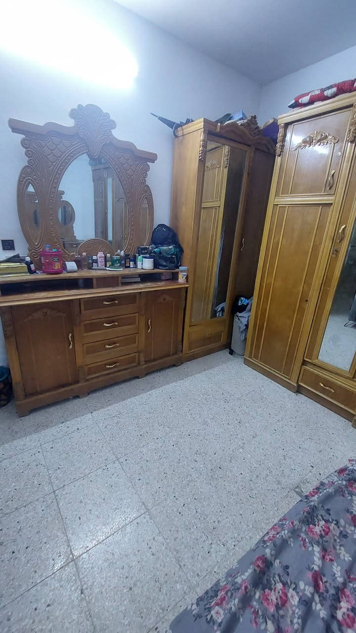 السلام عليكم  غرفه اخشب  شغل  عراقي  لبيع غرفه  داخل وخارج صاج  بيعا نقص قليل   
سعرها ٥٠٠  وبيها مجال بسيط  العنوان العبيدي  حي الرئاسه شارع ٢٠ الاستفسار  ***********
