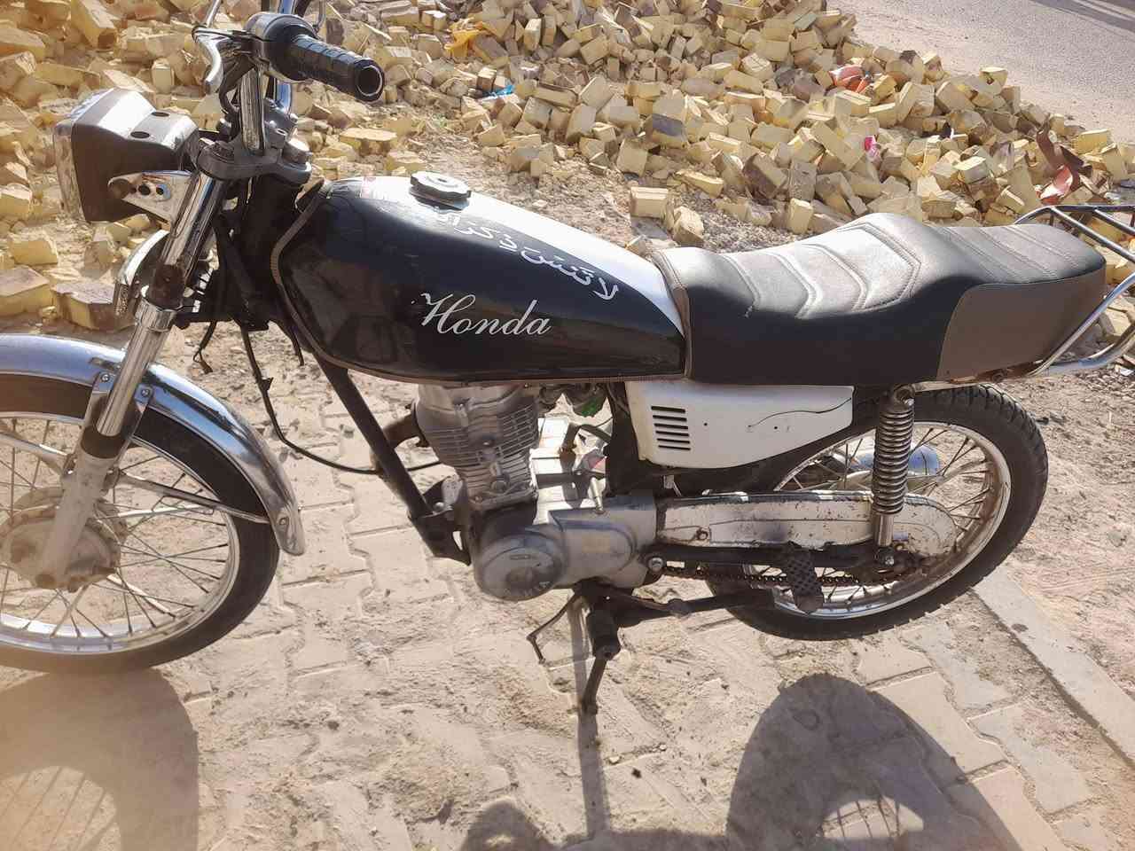 سلام عليكم دراجه البيع بدون وراق سعر ٣٢٥ 
***********
