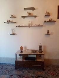 ميز تلفزيون للبيع مع رفوف شراي يتصل 07729640614