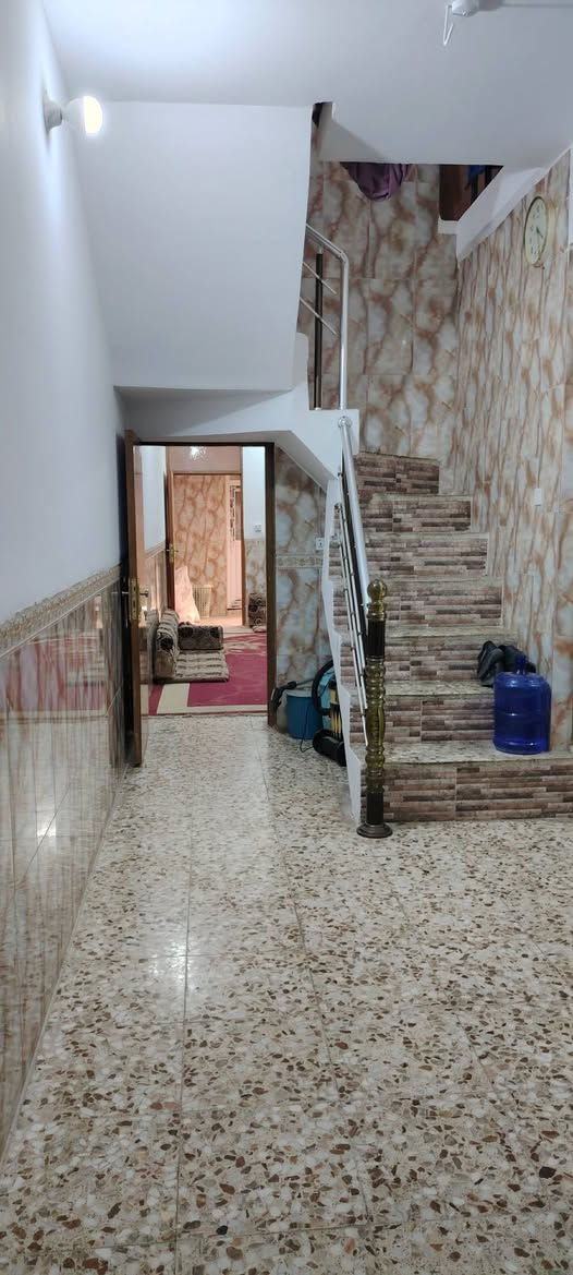 بيت للبيع 100متر حي الوفاء مربع الاساتذه قرب جامع الخيرات واجهة البيت شمالي طابقين الطابق الاول غرفه وصاله ومطبخ وصحيات
الطابق الثاني غرفتين وصاله وحمام 
***********
