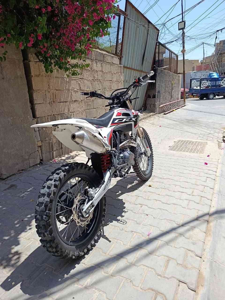 سلام عليكم قفاز crx 300cc موديل 2026 صار شهرين من شديتها دراجة جديدة مكفولة مكينة وكير وشاصي وسرقة وعشاير دراجة بالجيس شلعة ومعدل شك الكاع دهن كلة امزيول وبانزين محسن سعر مليون و 600 وبيها مجال عنوان بغداد الشعب الله شاهد مشتريها من المعرض بالمليونين وعندي الفديو مالتها ***********
