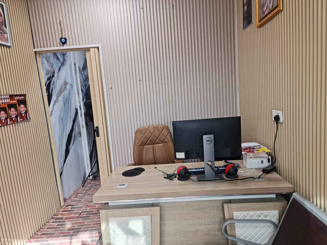 مكتب وكرسي مكتب ومقاعد مصطبة للبيع استخدام قليل اغراض جديدة للتواصل ***********
