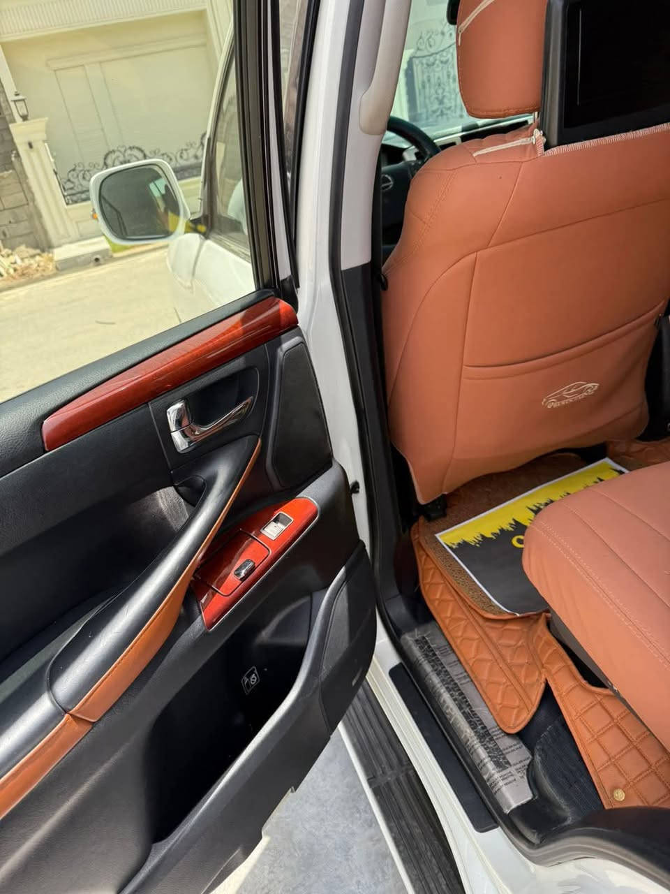 لكزس LX5700 بريم (2013) ماشيه 131 الف فقط
🌅 فتحة سلايت
🛻 محرك V8 سعة 5700cc
🔑 بصمة تشغيل مع أبواب كلها بصمة
🔊 نظام صوتي فاخر
🔥❄️ كشنات حار/بارد مع خزن
🛠️ جكات
🛋️ داخلية قرميدي مميزة
( باقي الموصفات معروفة )
🔩 كير ومكينة وحدادية مكفولة

🎨 صبغ بسيط جدًا بمكانين BDR (جوه الرقم)
✅ السيارة بدون أي نقص
📄 فحص وهَزّة ورقم جديد – تحويل بشرط
السعر:368 و بيه مجال بسيط 
مكان تواجد السيارة: بغداد
رقم صاحب السيارة: ***********
