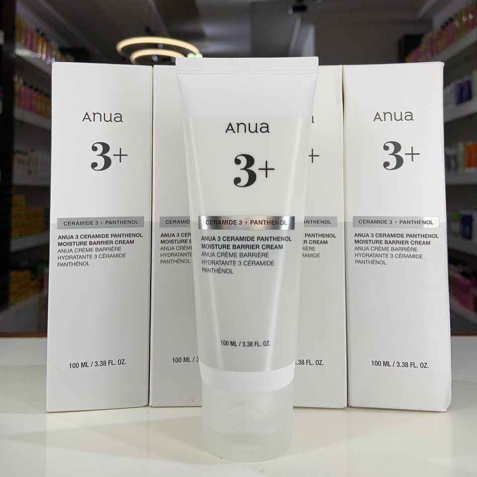 ✨كريم Anua 3 Ceramide Panthenol Moisture Barrier Cream كريم للعناية بالبشرة مصمم لترميم وتقوية حاجز البشرة، وتوفير ترطيب عميق وطويل الأمد. يحتوي على ثلاثة أنواع من السيراميد والبانثينول لتعزيز حاجز البشرة ومنع فقدان الرطوبة. يوفر ترطيباً عميقاً ويهدئ البشرة. تم اختباره من قبل أطباء الجلدية وثبت أنه آمن للبشرة المعرضة لحب الشباب والبشرة الحساسة. قوامه ناعم وغير لزج، يمتص بسهولة ويترك البشرة منتعشة. 

✅الفوائد الرئيسية:-
✔️3 أنواع من السيراميد (AP، NP، EOP): تساعد هذه الدهون الأساسية في تقوية حاجز الترطيب الطبيعي للبشرة ومنع فقدان الرطوبة.
✔️بانثينول (فيتامين B5): يعمل على تهدئة البشرة المتهيجة والجافة، ويعزز الاحتفاظ بالرطوبة داخل الجلد.
✔️مركب مهدئ وخلاصة السينتيلا اسياتيكا: يساعد هذا المزيج على تقليل الاحمرار وتهدئة البشرة الحساسة أو المتعرضة للإجهاد.
✔️أحماض أمينية وحمض الهيالورونيك: عوامل ترطيب طبيعية تعزز من مرونة البشرة ونعومتها وتوفر ترطيباً إضافياً. 
✔️مناسب لجميع أنواع البشرة: بما في ذلك البشرة الحساسة والمعرضة لحب الشباب.
غير مسبب للرؤوس السوداء (Non-comedogenic): تم اختباره سريرياً ليكون آمناً للبشرة المعرضة لحب الشباب.
✔️قوام خفيف وسريع الامتصاص: يوفر ترطيباً غنياً دون ترك ملمس دهني أو لزج على البشرة.
الاصلي المنشأ كوريا 🇰🇷💯
السعر ١٤ الاف
🚘 يوجد خدمة توصيل ٤ الاف لجميع محافظات العراق 🚘 المحمودية, بابل


**إذا كنت صاحب هذا الإعلان وتريد حذفه لأي سبب، رجاءا أرسل رسالة إلى الدعم الفني**
