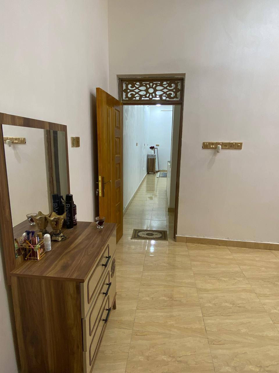 سلام عليكم بيت للبيع مساحه 100م بناء حديث درجه اولى كونكريت صب الجمعيات حجي حسن الاربع سايدات بلفرع مال اسواق الحجي قبل الأخير نقص بيتونه وستاره ذاب طابوك ورمل موجود سعره 60 وبيه مجال للشراي *********** عمارة, ميسان
