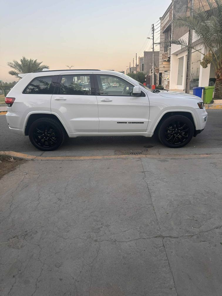 جيب كراند شيروكي (بلاك توب ) ٢٠١٧

‏Jeep® Grand Cherokee Laredo 2017
-المسافة المقطوعة (93,000 mi)
-وارد امريكي بدون ايرباك صور الحادث بالمنشور
-المواصفات 
-تشغيل عن بعد 
-نظام إطفاء وتشغيل السيارات لاقتصاد الوقود 
-جنطة كهرباء 
-ستيرن كهرباء وتحكمات ستيرن وتدفئة ستيرن .
-كشنات جلد ومخمل وتدفئة كشنات.
-ثلاث وضعيات قيادة 

-شاشة كبيرة 
-حساس خلفي مانع اصطدام. 
-ويل ٢٠ .
مواصفات الجيب المعروفة.
-رقم بغداد سنوية جديدة لسنة ٢٠٢٨
-سيارة بأسمي تحويل ثاني يوم .
مكان السيارة بغداد 
اعتذر عن المراوس 
 -السعر 21,700 بيها مجال 
الاستفسار *********** بغداد, العراق
