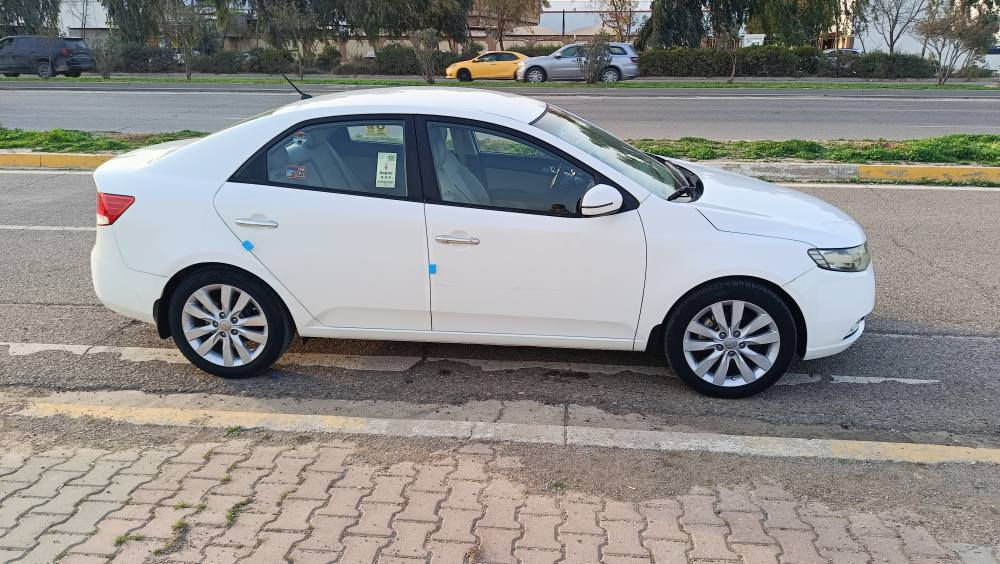 سيراتو موديل 2013 سنوية رقم كلها جديد صدر تايرات جديد كوبون بنزين موجود بيها جاملغ وباب سكن صبغ بدون دواخل سعرها 107 وبيها مجال مكان السيارة كركوك
***********
*********** كركوك, العراق
