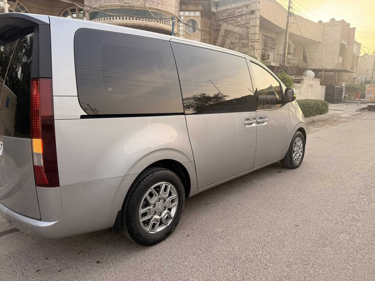 السلام عليكم ستاريا ڤان موديل 2022 كوري استيراد شخصي بيها فقط صبغ جنطة ودعاميات من كوريا بدون حادث سيارة جديد على وضع الشركة ماشية 22 الف كيلو حقيقي السيارة فول الفول تجي بصمة ابواب وبصمة تشغيل ورادار امامي وجانبي وخلفي وسايد بريك دكمة وتوقف ذاتي امامي وخلفي مري شفط كشن حار شاشة تاب لمس كير اوتو 8 نمر محرك ادبلو مسكر تجي 2500 تيربو محرك جبار واقتصادي محرك كاز كاز كاز السيارة بلادي برغي ممفتوح بيها السيارة مال بيت استعمال شخصي مكاني بغداد السعر 243$. وبيها مجال قليل للاستفسار الاتصال على الرقم. 
***********
