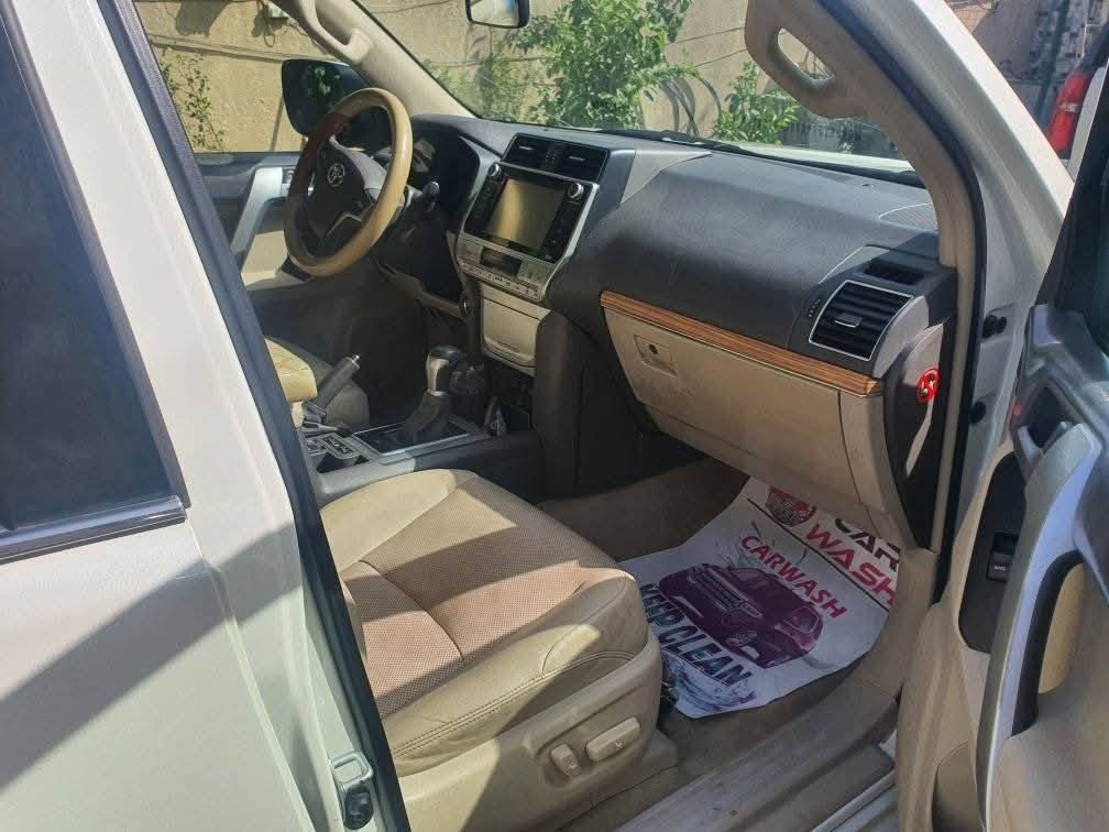 السلام عليكم اخوان 
للبيع برادو موديل 
2020 الفئه vx
ماشيا 70الف مشي حقيقي 
السعر 377 وبيها مجال للطيبين 
العنوان:صلاح الدين بلد 
للإستفسار الاتصال  ***********
