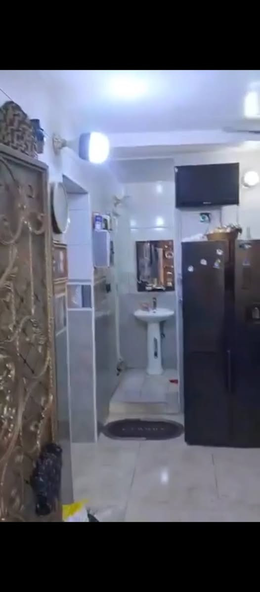 سلام عليكم بيت للبيع خلفي مساحة 80متراستقبال صالة صحيات غرفة نوم جوة وفوك غرفة نوم العنوان الكفات زراعي السعر 60وبي مجال هاتف ***********
