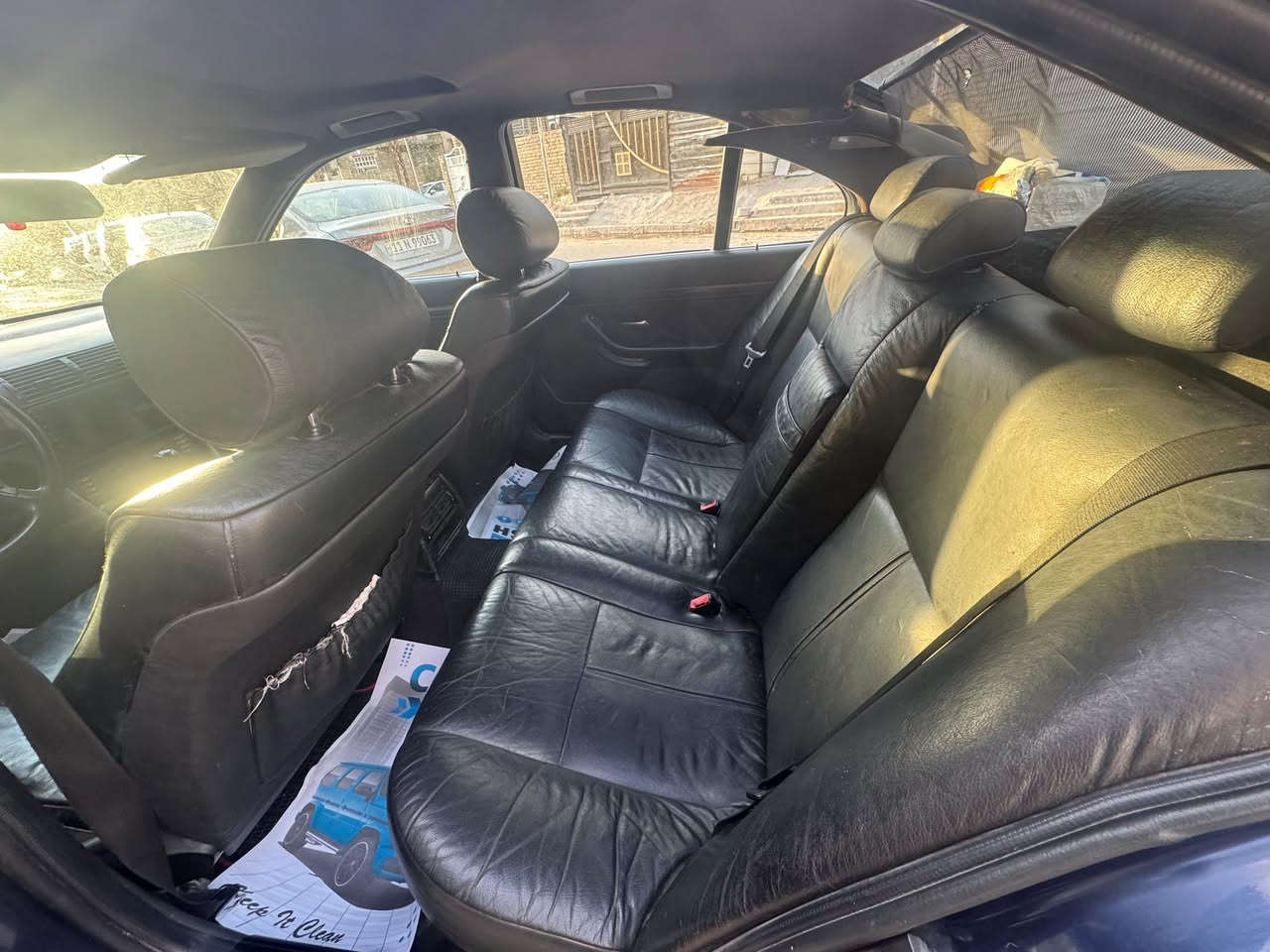 السلام عليكم جمعة مباركة عليكم 
للبيع موديل 1996 تك فانوص 28 جاهزة من كلشي تخم تاير باتري حدادية تبريد تدفئة كهربائيات كلها شغاله فتحه بالقمارة السيارة متعوب عليها تجي وتشوف بعينك مكانها البياع تقاطع درويش حي التراث  سعرها 80 وبيها مجال للطيبين 
للاستفسار الاتصال بالرقم ***********
