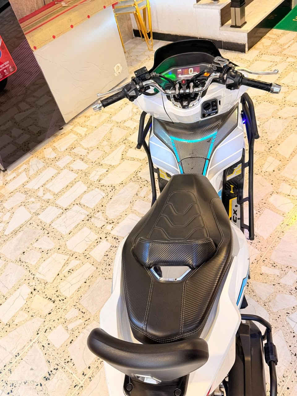 دراجه PCX الجيل الرابع دراجه ياباني ياباني. الدراجه مكفوله كفاله عامه مكفوله من كلشي 
لون مميز ابيض صدفي
بصمتين 
حساس زدحام 
ستان حساس 
حساس مانع تزلق
تزويد 

خير من الله الدراجه 
السعر خاص 
للتواصل علا رقم 
***********
