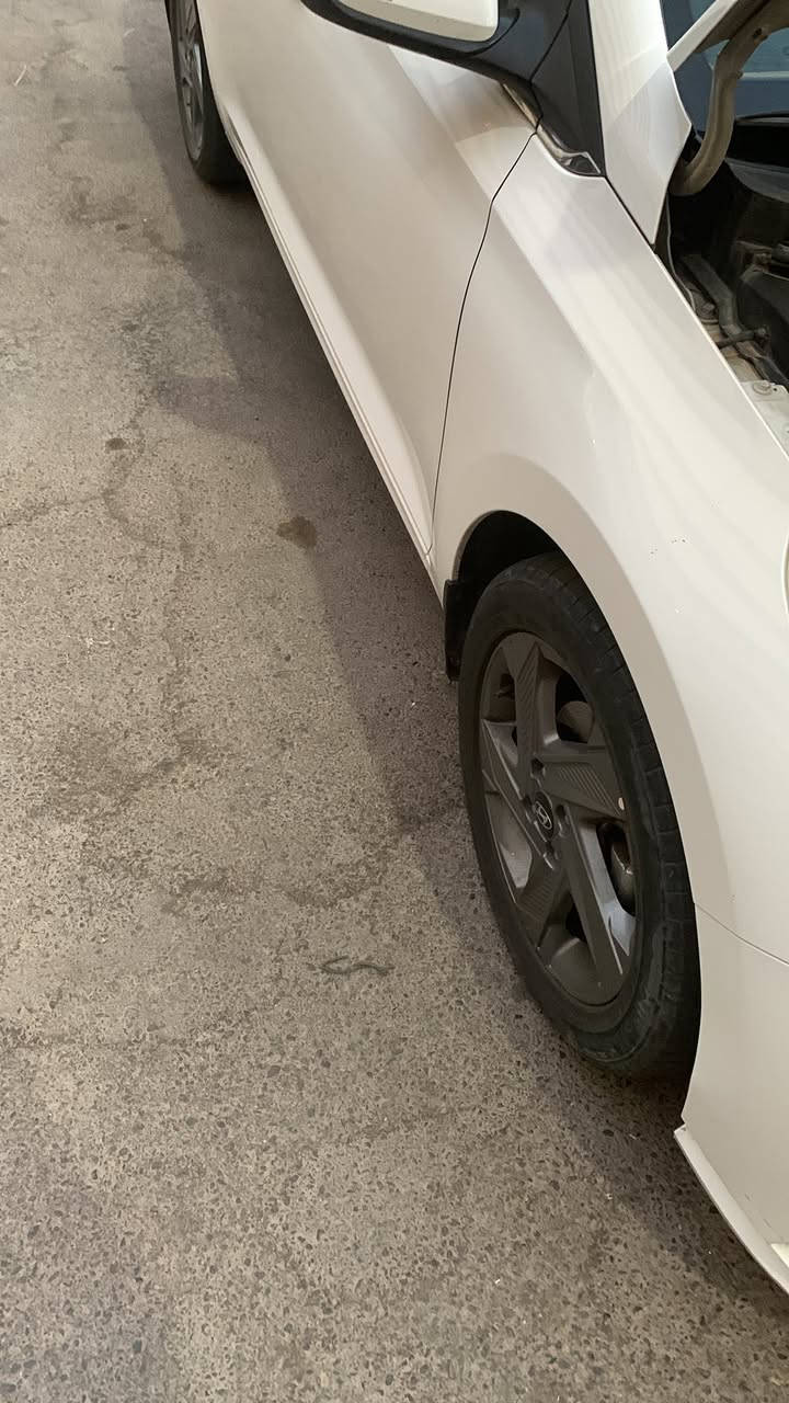 سلام عليكم اخوان عندي خليجي اكسنت موديل 21 بغداد بسمي مال اقصاط بية بارد في الجنطة بدون صبغ وله تبديل اسوي وكالة مواصفات السيارة فتحه اشاير مري تحكم ستيرن تبريد قطعتين داخل السيارة لونين بيجي واسودّ الأرضية جلد تخم تاير ماشية 124 تخلص القصاط سنة 28 شهرالسادس رايد ابيع 125 وبيه مجال 
***********
