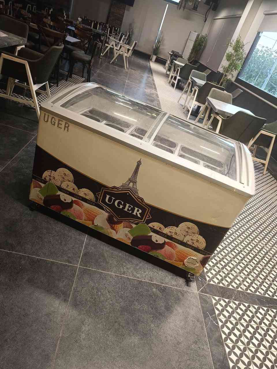🍦 فريزر عرض آيس كريم UGER – صناعة تركية 🇹🇷
✅ الماركة: UGER
✅ بلد المنشأ: تركيا 🇹🇷
✅ الموديل: SD-505
✅ السعة الإجمالية: 415 لتر
✅ السعة الصافية: 310 لتر
✅ الجهد الكهربائي: 220–240 فولت
✅ التردد: 50 هرتز
✅ التيار: 1.6 أمبير
✅ استهلاك الطاقة: 3.1 كيلوواط / 24 ساعة
✅ قدرة الضاغط: 325 واط
✅ غاز التبريد: R134a (285 غرام)
✅ الوزن الصافي: 75 كغم
✅ أبواب زجاجية منزلقة لسهولة العرض والاستخدام.
✅ مزود بعدة أحواض ستانلس ستيل لعرض نكهات الآيس كريم بشكل مرتب.
✨ مناسب للمقاهي، الكافيهات، محلات الآيس كريم والحلويات.
مكاني خانقين ديالى بيع شرط الفحص وضمان تشغيل ب800 الف 
***********
