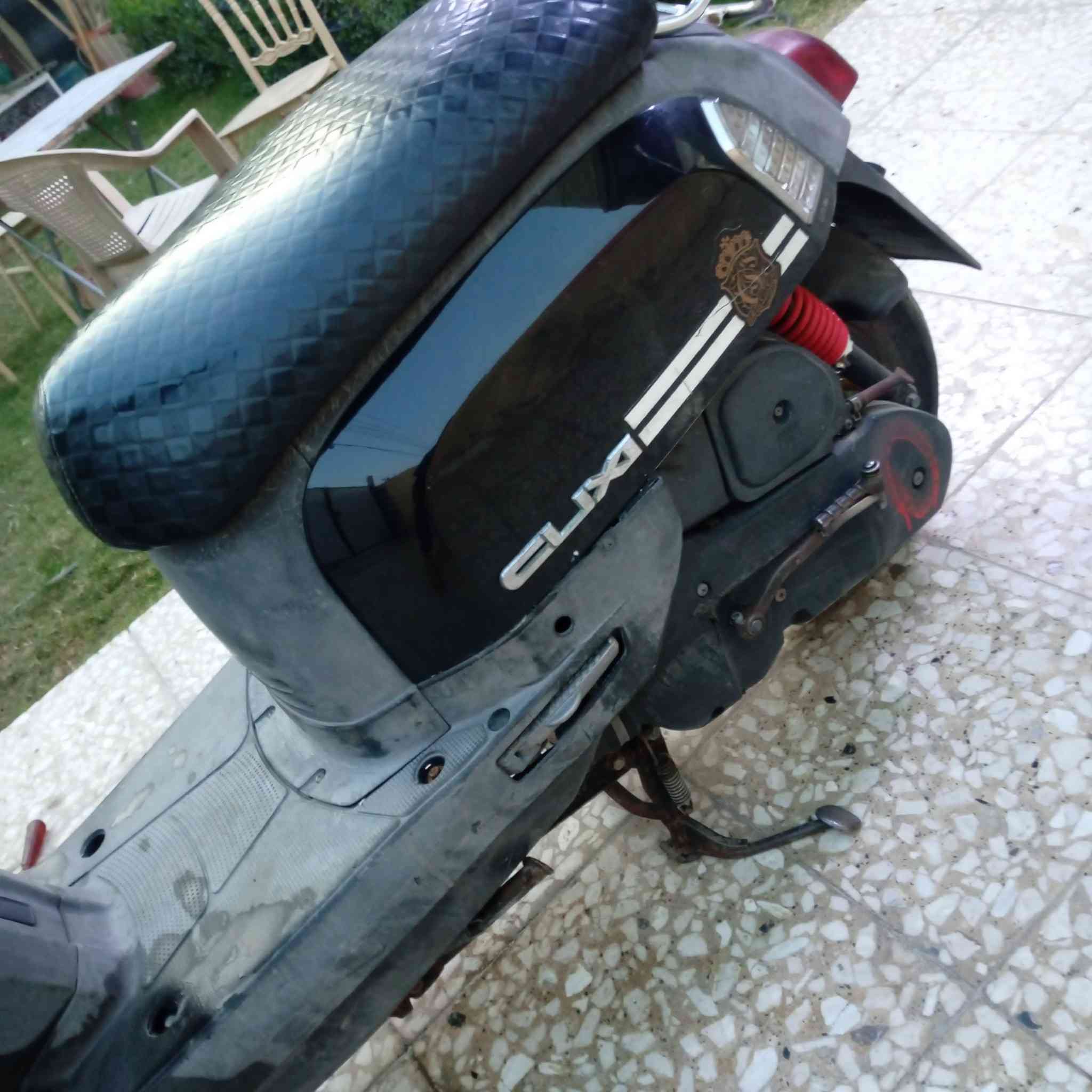 السلام عليكم للبيع بوليس ختم واحد ويا المكينة جيب ٢٠ الف فيتر وتعال افحص كفر ختم واحد اصلي
 كابريتر اصلي كله اصلي وبلادي
لايت زنون اشاير شغالة دراجه على وضع البلاد 
المكان بغداد زعفرانيه. ***********السعر 800 الف وبيه مجال حك الجية
