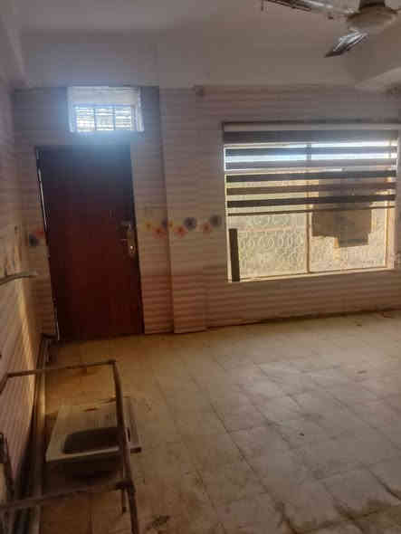 عندي شقة للايجار  بلكرادة خارج ساحة الواثق عمارة الواثق ركن  موقع مميز على شارعين 52و62 مدخلها على شارع 62  طابق ثاني تتكون من صالة كبيرة وغرفة نوم ومطبخ وصحياة المساحة 150م  اليجار 500  للتواصل على رقم التليفون *********** بي وتساب
