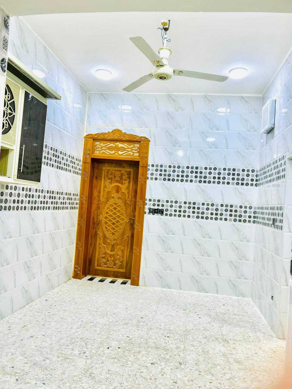 دار للبيع 📢 100متر طابق ونص حي النداء شارع المجمعات بظهر شارع 60 مال الاطفائيه منطقه 52 بناء حديث طابوق نهروان والارضيه كاشي وسقوف ثانويه بيت احلى من الصور الطابق الاول يحتوي على استقبال مفتوح ع صاله باب دفتري ومطبخ وحمامات 2 وغرفه والطابق الثاني غرفه وصاله وحمام السعر 95 وبيه مجال للاستفسار ***********
