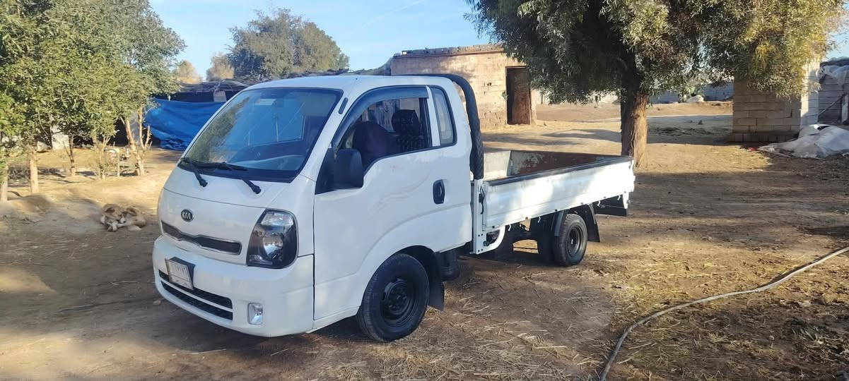 سلام عليكم كيا حمل 13 لبيع
مكفوله كفاله عامه من الصبغ والبارد والشاصي
وكير واكسن والمحرك رقم واسط تحويل مباشر 
مشروع وطني مكان السياره واسط فضاء الصويره 
السعر 96 بيه مجال حك الجيه 
رقم الهاتف ***********
