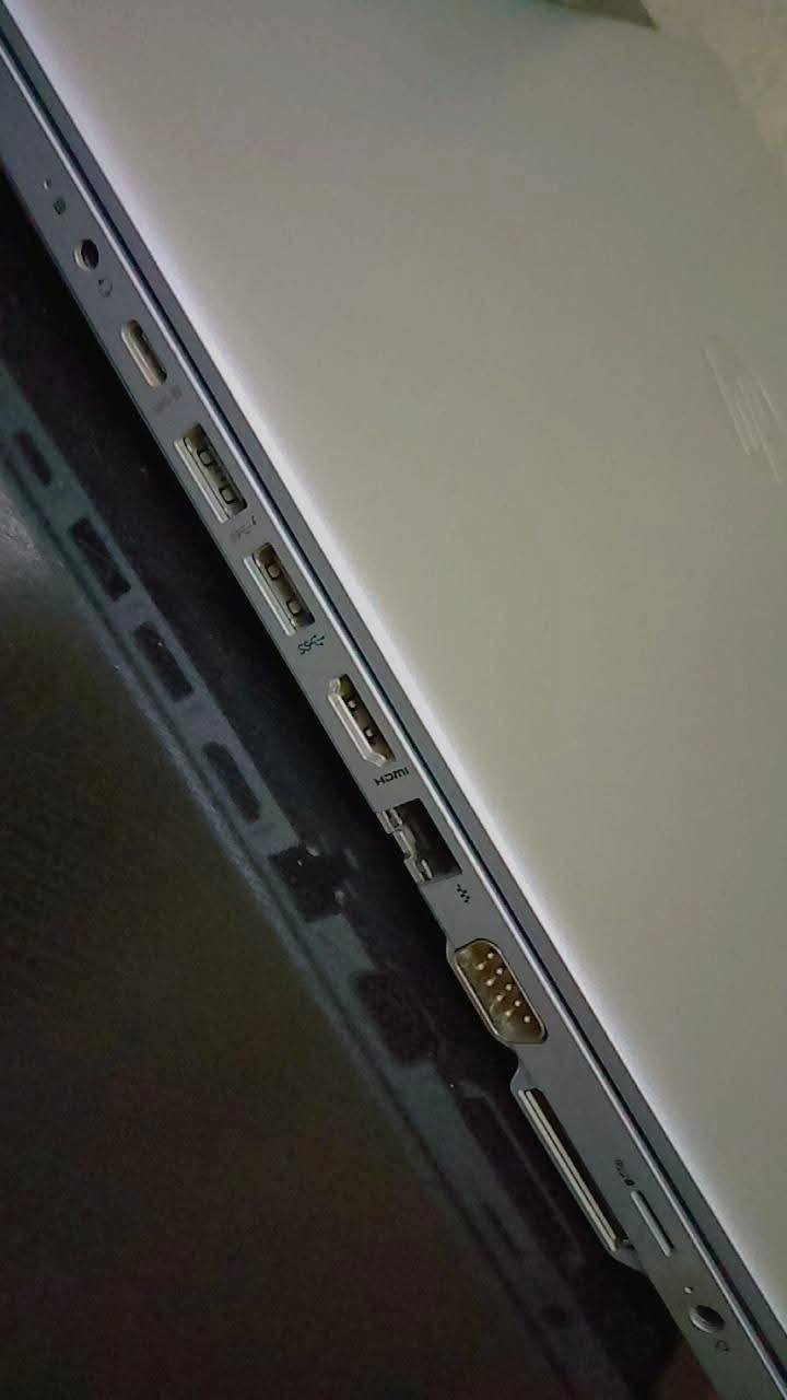 لابتوب (HP) (Business Class فئة الأعمال)(هارد SSD) الجهاز سريع جدًا في التشغيل بفضل تقنية الـ SSD، مثالي جدًا للطلاب والهندسة، المبرمجين، والموظفين ولبرامج التصميم والمونتاج بدقة FHD بكل سلاسة وغيرها.. ويتحمل ساعات عمل طويلة
الجهاز مزود بتقنية HP Sure Start (الإصلاح الذاتي للأمان) وللحماية الذاتية

الموديل: HP ProBook 650 G4 
المعالج: Core i5-8350U( الجيل الثامن)
الرام:8 جيجابايت DDR4 (قابل للتطوير)
التخزين: 256GB SSD  لسرعة التشغيل 
الشاشة: 15.6 بوصة 
كرت الشاشة: Intel UHD Graphics 620

الابتوب يعتبر "ملك المنافذ" لأنه يحتوي على كل ما قد يحتاجه المستخدم:

Serial Port (RS-232): منفذ نادر جدًا ومطلوب بشدة لمهندسي السيطرة  والمبرمجين الصناعيين هذا المنفذ يخلي المهندسين وأصحاب الورش يدورون عليه دوارة 
 
USB-C: منفذ حديث لنقل البيانات السريع والشحن
USB 3.1: منفذين (واحد منهما يدعم شحن الموبايل حتى لو كان اللابتوب مغلقًا)
HDMI: لربطه بشاشات التلفزيون الحديثة
VGA (D-Sub): لربطه بـ "الداتاشو" أو الشاشات القديمة
LAN (RJ-45): لربط كابل الإنترنت المباشر
MicroSD Slot: لقراءة كارت الذاكرة الخاص بالموبايلات والكاميرات
Headphone/Mic combo: منفذ الصوت
Sim Card Slot: يتوفر مدخل لشريحة البيانات 

المميزات: كيبورد ضوئي، كيبورد عربي كامل

الحالة: نظافة الوجه والشاشة والكيبورد 100%،  توجد خدوش بسيطة غير مرئية القاعدة (من جوه) لأن على ميز وما تأثر على الأداء  

ملاحظات:
(قابلية التطوير): الجهاز يتميز بقابلية تطوير عالية جدًا حيث يحتوي على:
منفذين للرام: وتكدر مستقبلًا توصله لـ 16GB أو 32GB بكل سهولة

-إمكانية إضافة هارد ثاني: الجهاز يدعم إضافة هارد إضافي لزيادة مساحة التخزين إذا احتاجيت مستقبلًا 

-يتميز بـ 4 أنوية و8 مسارات (Threads)، وتردد يصل إلى 3.60 GHz مع خاصية Turbo Boost

-الجهاز جيل ثامن مو سادس أو سابع، يعني يدعم ويندوز 11 رسمي وكل برامج الهندسة والتصميم

بطارية وشاحن أصلي 
السعر: 320 وبي مجال للشراي ( الجهاز يسوى أكثر والله لو ما مجبور ومحتاج المبلغ چان ما بعتة ولا عرضتة بهذا السعر)


**إذا كنت صاحب هذا الإعلان وتريد حذفه لأي سبب، رجاءا أرسل رسالة إلى الدعم الفني**