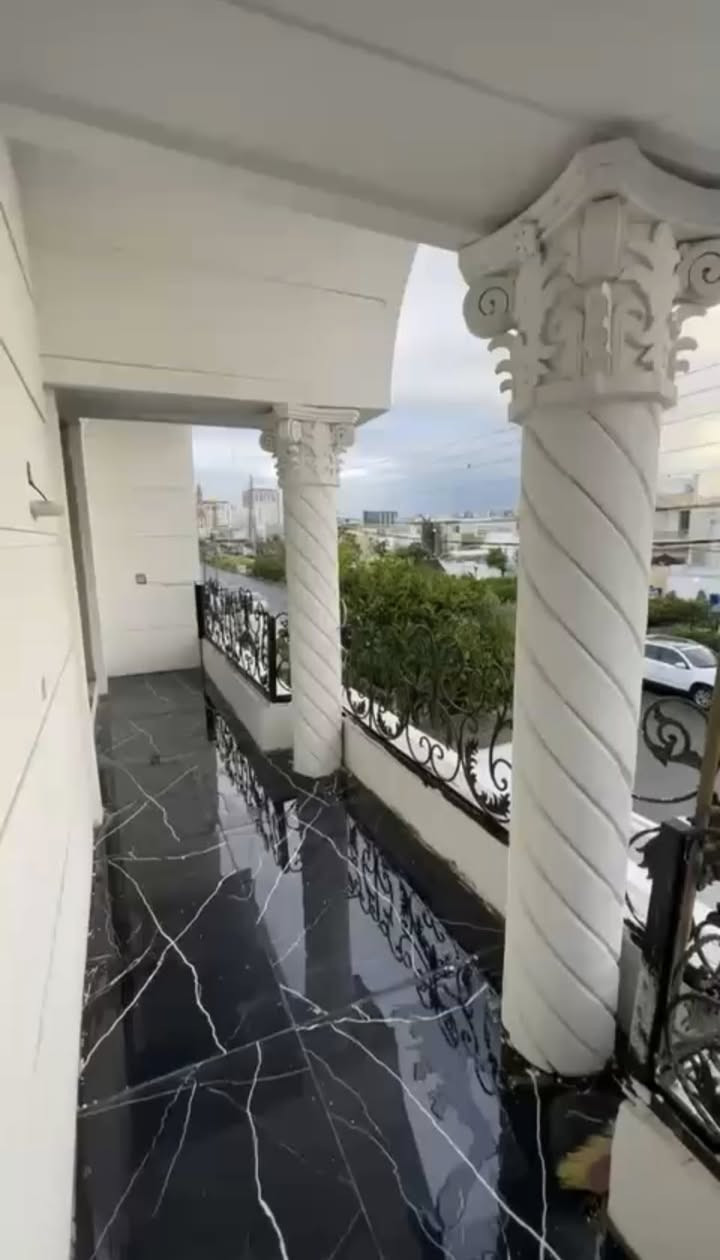 بيت للبيع في مجمع المهندسين 200م

يتكون من :
5 غرف نوم + غرفه سادسه مخزن
صالة
مطبخ
1 صحيات خارجي + 2 صحيات داخلي
حديقه وكراج

موقع البيت مميز على السايدين مباشرتاً على شارع 15 متر

يحتوي المجمع على خدمات ممتازه + سكيورتي

للأستفسار مع صاحب البيت مباشرتاً
واتس اب ***********
