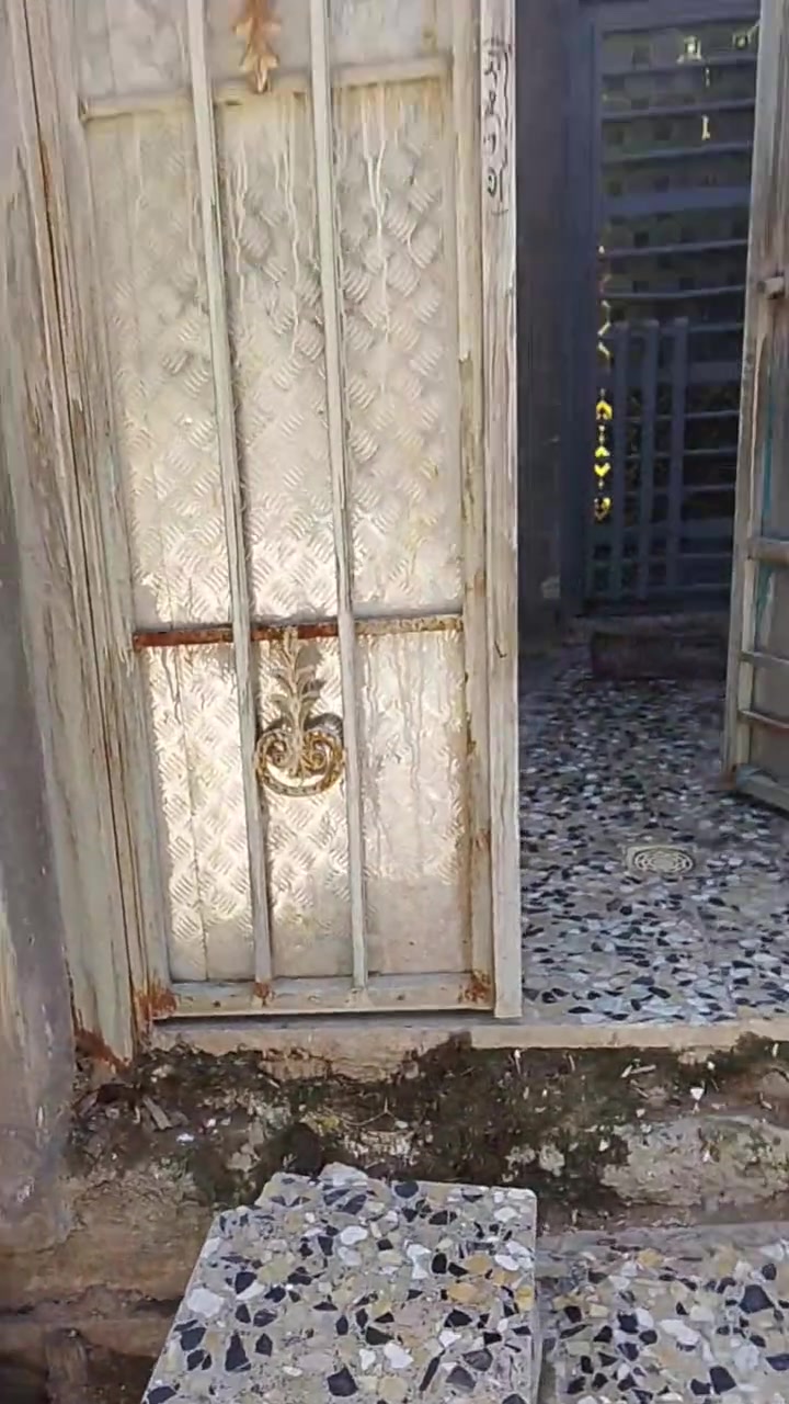 سلام عليكم بيت البيع مساحته 100متر كافت الخدمات متوفره بناء حديث مكان دور رشاد ***********
