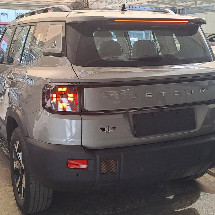 ♦️Jetour T1 Plug-in Hybrid 2️⃣0️⃣2️⃣6️⃣♦️

ضمان شركة هارلم عشر سنوات او مليون كم
i- DM
✨ سقف بانوراما كامل ✨
✨ نظام هايبرد يجمع بين البانزين و الكهرباء
✨ إنارة داخلية Ambient Lighting
✨ ٩ كامرات و حساسات (رؤية540°) تنطي صورة 3D للسيارة
✨ نظام تحذير من الاصطدام و فرامل طوارئ أوتوماتيكية
✨ نظام المحافظة على المسار
✨ نقطة عمياء (Blind Spot)
✨ مساعد ركن ذكي (Auto Parking)
✨ عAirbags

✨ شاشة كبيرة ذكية 15 inch تحتوي على:
نظام تشغيل ذكي (Smart System)
ربط موبايل (Apple CarPlay + Android Auto)
ذكاء اصطناعي + أوامر صوتية تتحكمين بالسيارة بالصوت (مكيف، موسيقى، نوافذ…)

✨ مميزات قيادة:
وضعيات قيادة متعددة (Eco / Sport / Normal)
مناسبة للطرق الوعرة والمرتفعة
توفير عالي بالوقود (هايبرد)

اشتري بثقه 💯 
***********

عراقنا المتحدة لتجارة السيارات 
بغداد معارض البياع شارع المدخل
