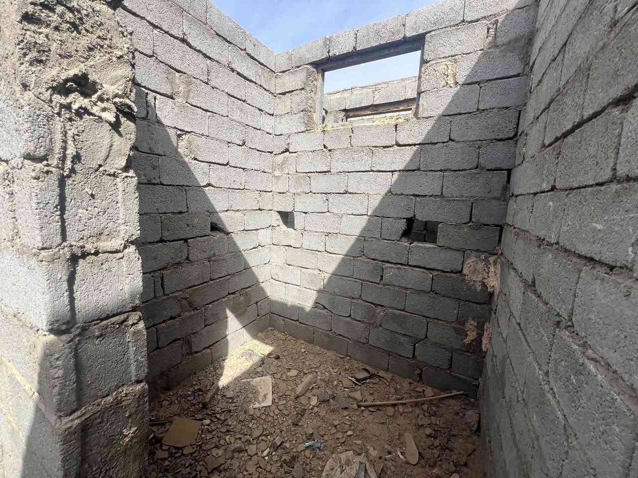 السلام عليكم هيكل ١٥٠ متر مربع  موقعها مقابل باب الخروج مطار النجف  ماء وكهرباء موجود تبعد عن شارع المطار ٢٠٠ متر السعر ٢٧ وبيها مجال ***********
