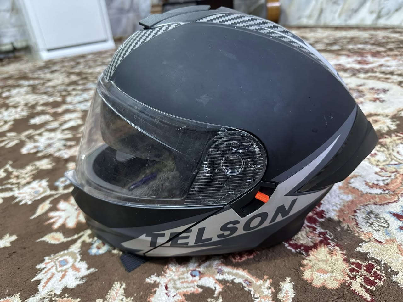 خوذه للبيع جديده السعر 30 وبيها مجال ***********
