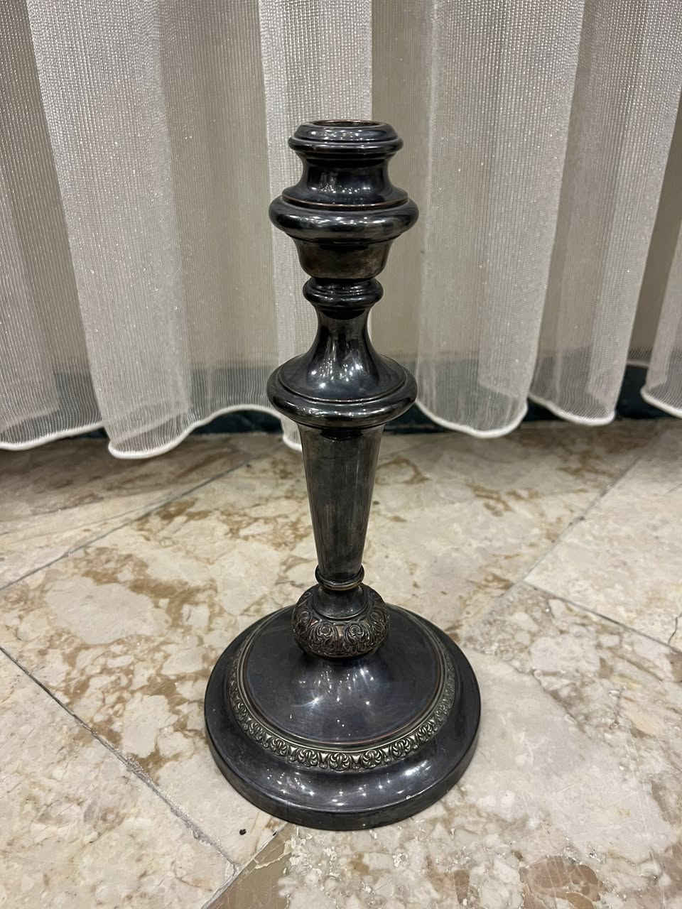 شمعدان صنع انكليزي انتيك نحاس مطلي فضة نظافة 100%
اكثر من اختيار يستخدم ثلاثي او ثنائي او تك  وزن ثقيل جدا وكبير بالحجم 
القياس الارتفاع 57 سم.
           العرض 41 سم.
واتساب ***********
