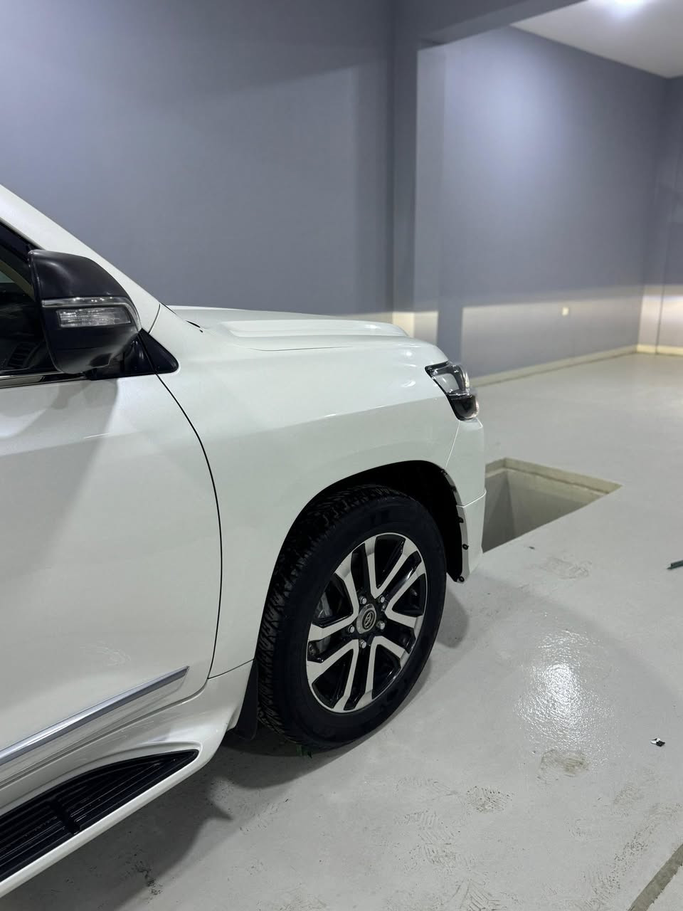 لاندكروز2018  شركه جيهان
ماشيه 130km حقيقي 

كفاله عامه السياره

6سلندر

الموصفات 
.كشـنـات جلد وكهرباء 
.سماعت يدويه 
.مري شفط وقلابه عند الرجوع
.زراك لايت
.حساسات أمامي خلفي
.مكينه6 سلندر
.تشغيل عن بعد 
.تحكمات ستيرن
.مثبت سرعه
.شاشه جبيره
.كامره
.نضام تحديد مسار 

السعر490وبيه مجال قليل

مكان السياره بغداد. السيديه
للاستفسار 
***********
