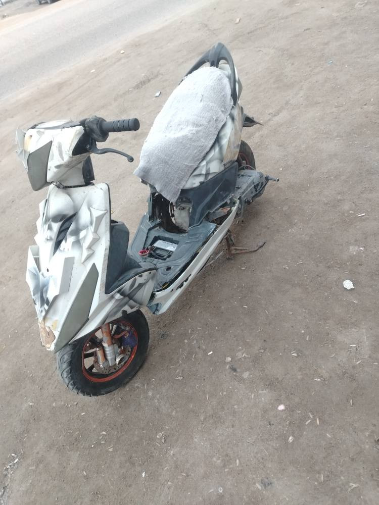 السلام عليكم دراجه ماكس ثعلب  للبيع السعر  250 او بيها مجال  مكينه صافيه  سلف شغال بس كهرباءيات ما بيها   بس الشراي يطسل رحمه الوالديكم ***********  المكان البصره ابي الخصيب  شارع الميناء
