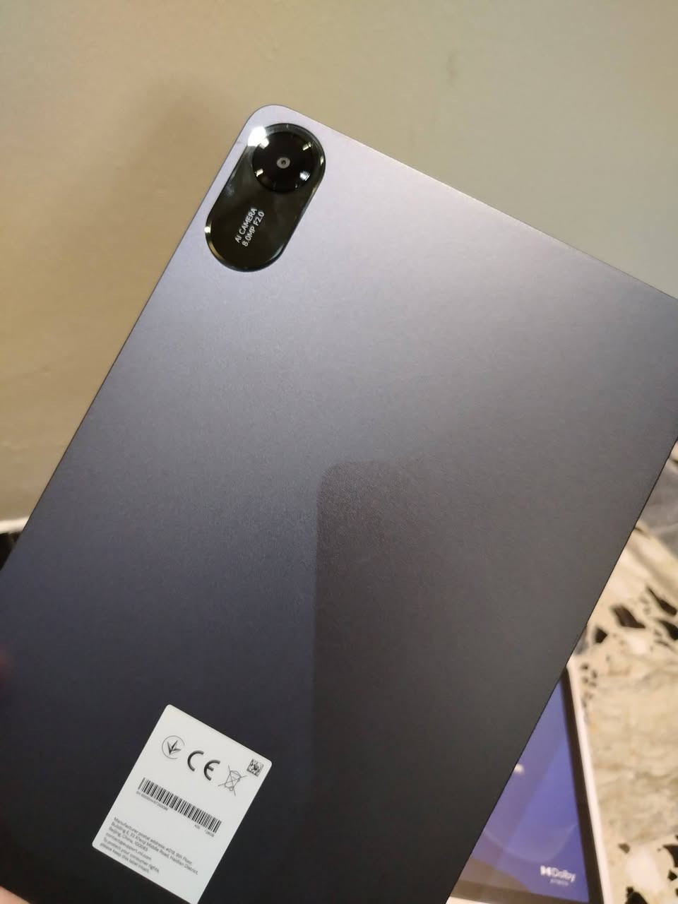 جهاز لوحي Redmi Pad 2 من شاومي باللون الرمادي، يتميز بتصميم معدني أنيق.يحتوي على كاميرا خلفية بدقة 8 ميجابكسل وكاميرا أمامية بنفس الدقة.يعمل بمعالج MediaTek Helio G100-Ultra القوي وبطارية ضخمة بسعة 9000 مللي أمبير.
تاب ريدمي باد 2 الجديد بمواصفات عالية
ذاكرة 128 كيكا
ذاكرة العشوائية 4 كيكا
حجم الشاشة 11
90 هرتز
حجم البطارية 9000
السعر 175 وبي مجال 
مزود بشريحة اتصال ***********
