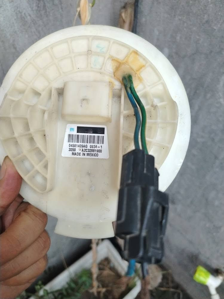 📌 للبيع: قاعدة بنزين دوج تشارجر (محورة جاهزة) 🚗⛽
​للبيع قاعدة بنزين (فيت بومب) دوج تشارجر كاملة وجاهزة، محورة تحوير احترافي للتخلص من أكبر عيب مصنعي في هذه السيارات.
​💡 الشرح والأداء العملي (ليش هذا التحوير أفضل من العادية؟):
​حل مشكلة الحماوة والميعان: الفيشة الأصلية في التشارجر دائماً تموع وتقطع كهرباء بسبب ضعف الدبابيس (اليرمات). في هذه القاعدة (كما يظهر في الصور)، تم إلغاء الفيشة الضعيفة وتمرير أسلاك سميكة مباشرة تتحمل الأمبير العالي بدون أي حرارة.
​توصيل تيار مستقر وقوي: الأسلاك متصلة مباشرة من قلب الفيت بومب بالداخل إلى فيشة خارجية متينة، مما يضمن وصول تيار كهربائي مستقر ومستمر، ويحافظ على عزم السيارة ويمنع انطفاءها المفاجئ.
​عزل كامل وأمان عالي: مكان خروج الأسلاك معزول ومصبوب بمادة إيبوكسي قوية ومقاومة للبنزين تماماً، لمنع أي تسريب للأبخرة أو الوقود.
​سهولة التركيب: تحتوي على فيشة خارجية كبس، يعني تركيبها وتوصيلها بضفيرة السيارة سهل جداً عند الصيانة.
​🛠️ الحالة:
​جاهزة للشد مباشرة، ومفحوصة. انسَ مشكلة "السيارة تبند وبيرمات الفيشة ميعانة".
​📞 للتواصل والاستفسار، يرجى مراسلة الصفحة أو على الرقم: (***********) بغداد, العراق
