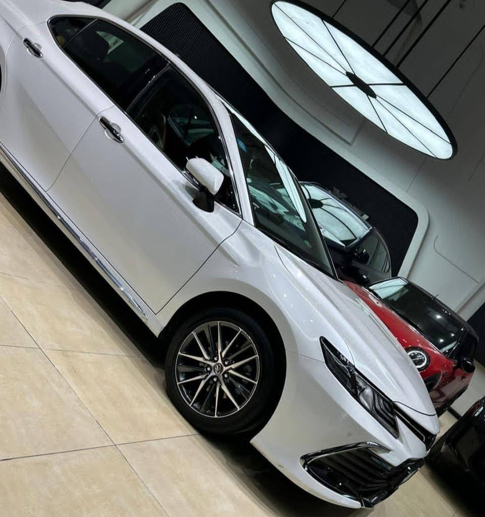 كامري هايبرد موديل 2023
تجميع الصين 
مغلفه ppf كامل …مكفولة من اي ضرر 
كشنات جلد وكهرباء وتسخين وتبريد 
بصمة/ داتا شو /حساس امامي خلفي/رادار تحديد مسار/شاشة كبيره كاميره/بانوراما/وبعد الكثير من المواصفات 
ماشيه 24 الف كيلو 
مكان السياره زيونه

هاتف  ***********
وتساب او اتصال
