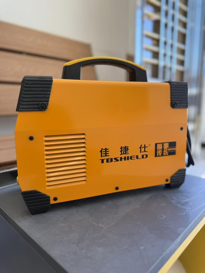 متوفر لدينا في انور الصباح للستانلس ستيل 

ماكينة TBSHIELD (الموديل WS-200A) - اللون الأصفر
هذه الماكينة متميزة جداً لأعمال الدقة:

• نظام اللحام: تدعم نظامين، TIG (لحام الأرغون للستانلس) و ARC (لحام المنصهر العادي).

• التحكم: تحتوي على مفتاح تحويل بين النظامين، ومنظم لتيار اللحام (Current) يصل إلى 200 أمبير.

• ميزة Gas Delay Time: هذه ميزة احترافية، تسمح باستمرار تدفق الغاز لثوانٍ بسيطة بعد فصل اللحام لحماية "نقطة اللحام" من التأكسد واللون الأسود، مما يجعل المحجر يلمع بدون عيوب.

العنوان: كربلاء المقدسة / الحي الصناعي /- قرب الراية.
https://maps.app.goo.gl/7Ek6m9e82jJCVKgA6
📱 تواصل ويانا واتساب:
***********
***********
#اكسسوارات_ستيل #غذائي_304 #ستانلس_ستيل #ستيل #استيل #ستيل_ذهبي #ستيل304 #StainlessSteel #Steel
