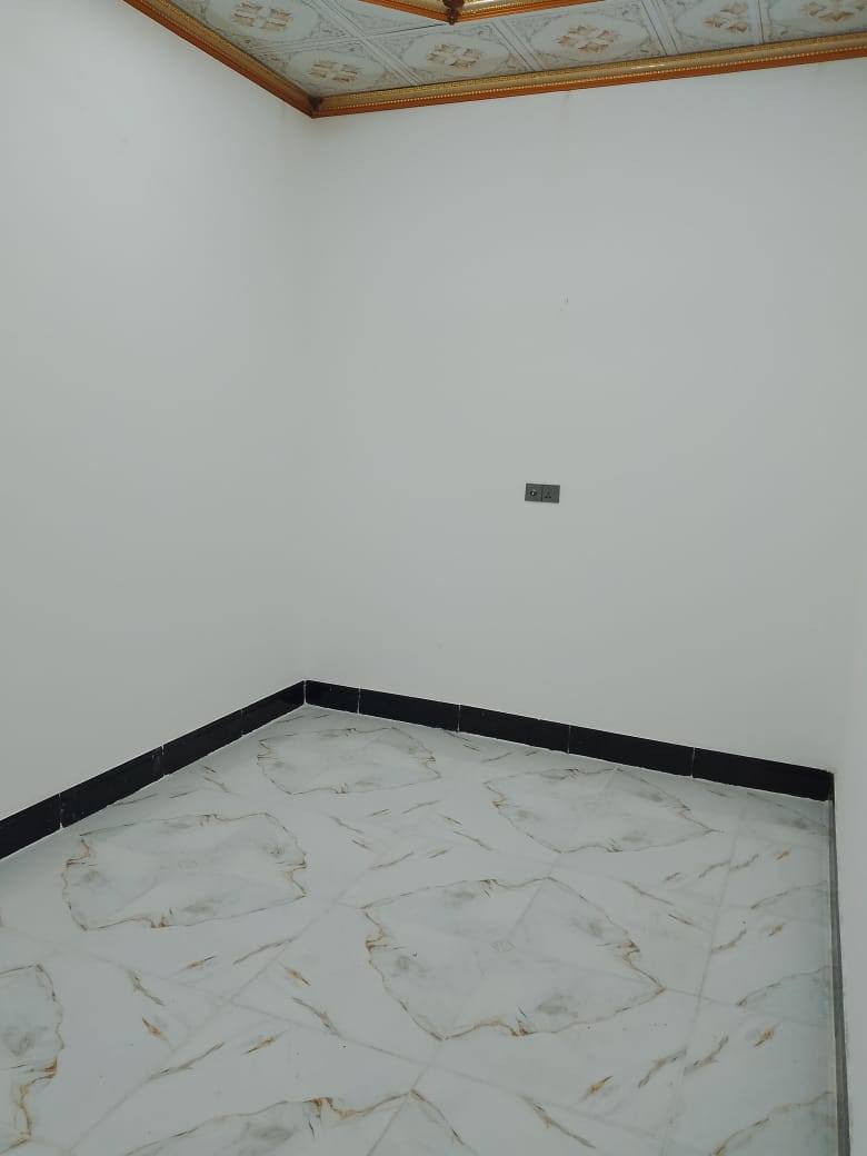 #اسعد_الله_اوقاتكم_بكل_خير⁉️👋 
#البصره 
دار للبيع 
مساحه 100 م 
أم النعاج مقابيل حي بغداد 
قريب على شارع الصناعية 200
طابو زراعي عراقي سند 25 
وكاله و نسخ من طابو و مكاتب 
غرف نوم عدد 2
ديوانيه و صاله 
مطبخ و صحيات 
بناء بلوك 
شارع 8 م 
شارع تبليط 
ماء كهرباء مدارس نت 
السعر 78 و بي مجال 
هاتف *********** بلاد, صلاح الدين
