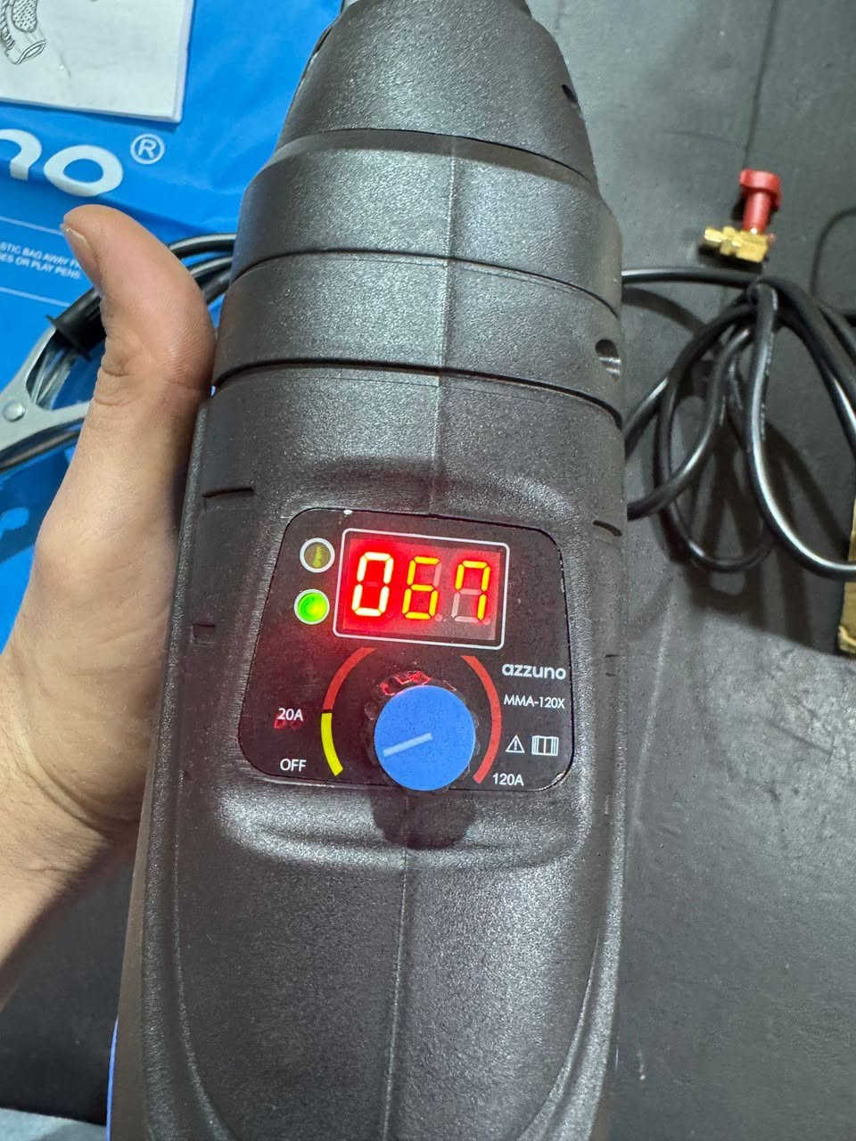 هذه الآلة هي Azzuno MMA-120X،
وهي ماكينة لحام قوسية محمولة باليد. 
نوع اللحام: لحام بالقوس المعدني المحجوب (MMA) باستخدام تكنولوجيا العاكس (Inverter). 
التصميم: تصميم مدمج وخفيف الوزن على شكل مسدس لسهولة الاستخدام. 
المميزات: شاشة رقمية، تعديل تيار قابل للتعديل، وميزات أمان مثل الحماية من الحرارة الزائدة. 
الاستخدام: مناسبة للمهام المنزلية البسيطة والمشاريع الصغيرة. 
اي استفيار خاص 
قطع أمزون


**إذا كنت صاحب هذا الإعلان وتريد حذفه لأي سبب، رجاءا أرسل رسالة إلى الدعم الفني**