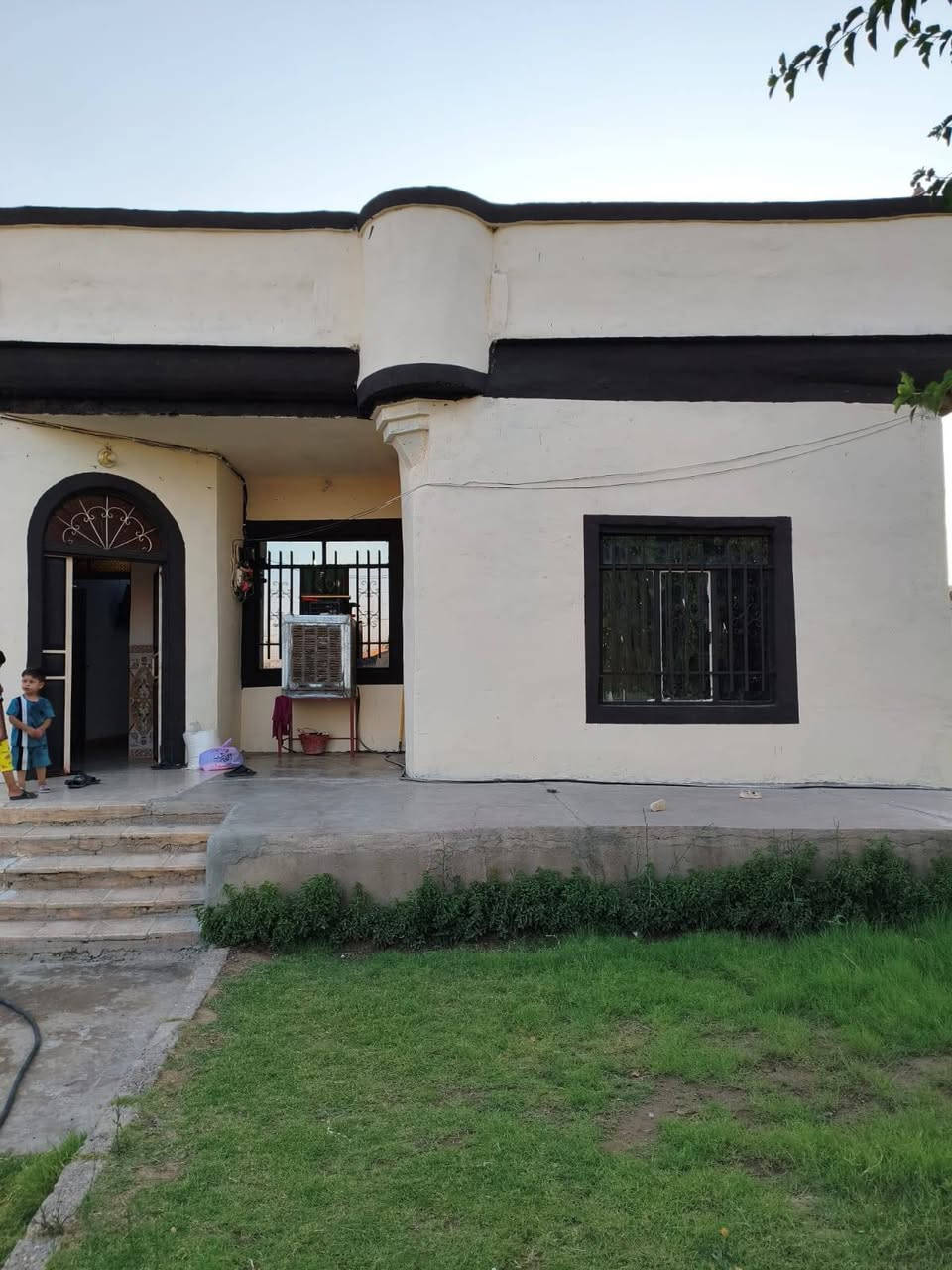 السلام عليكم
للبيع  3 بيوت بحوش واحد

مساحه الارض 1150 متر

ومساحة البناء 224 متر

بيت كبير وبيتين اصقار

البيت الكبير مكون من 4 غرف

اثنين5*4 وثنين 4*4

وربعه وهول استقبال

وهول موزع ومطبخ 5*4

وحمام ومرافق داخلي ومرافق خارجي

البيت الارضية كاشي والصحيات والمطبخ سيراميك للسقف والبيت مسيج ،وداخل الحوش  بيتين اصقار

البيوت الاصقار مكونات من غرف2

ومطبخ وصحيات داخلية حمام ومرافقات

 المكان ركبة غربي 

بعد جسر الجواعنه الجنكو

خلف محلات ابو صالح 

بنهاية الفرع وشارع تبليط 

وكامل خدمات ماء كهرب تبليط

مولد ذهبي جيران ذهب السعر94

***********
