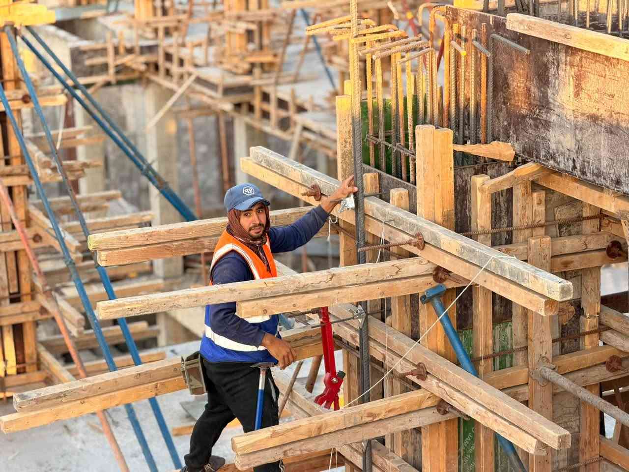 بين الجهد الميداني ودقة التنفيذ ...

تتواصل كوادرنا باعمال نجارة القالب وحديد التسليح لاتمام هياكل المباني بالمدة المحددة ومن الله التوفيق

 الدقة في التفاصيل...
والقوة في التنفيذ…

تصميم - تنفيذ - إشراف

📍 : بغداد / شارع الربيعي
*********** : ☎️
