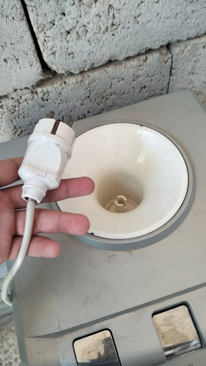 الوظائف: تبريد (ممتاز) + تسخين (يحتاج صيانة بسيطة).

​الحالة: الجهاز يعمل بشكل جيد، التبريد ممتاز جداً، فقط دكمة "الحار" تحتاج إلى صيانة (عطل بسيط).

​التفاصيل الفنية: الجهاز يتحمل الأجواء الحارة (فئة T) ومناسب جداً للبيت أو المكتب.

​ملاحظة: البيع بسبب (عدم الحاجة/أو التجديد). الجهاز نظيف من الخارج والداخل، والكهرباء 220-240 فولت.

​السعر: [80 الف] (وبي مجال بسيط للطيبين).

المكان: [تكريت قادسيه قطعه 500].

للتواصل: [***********].
