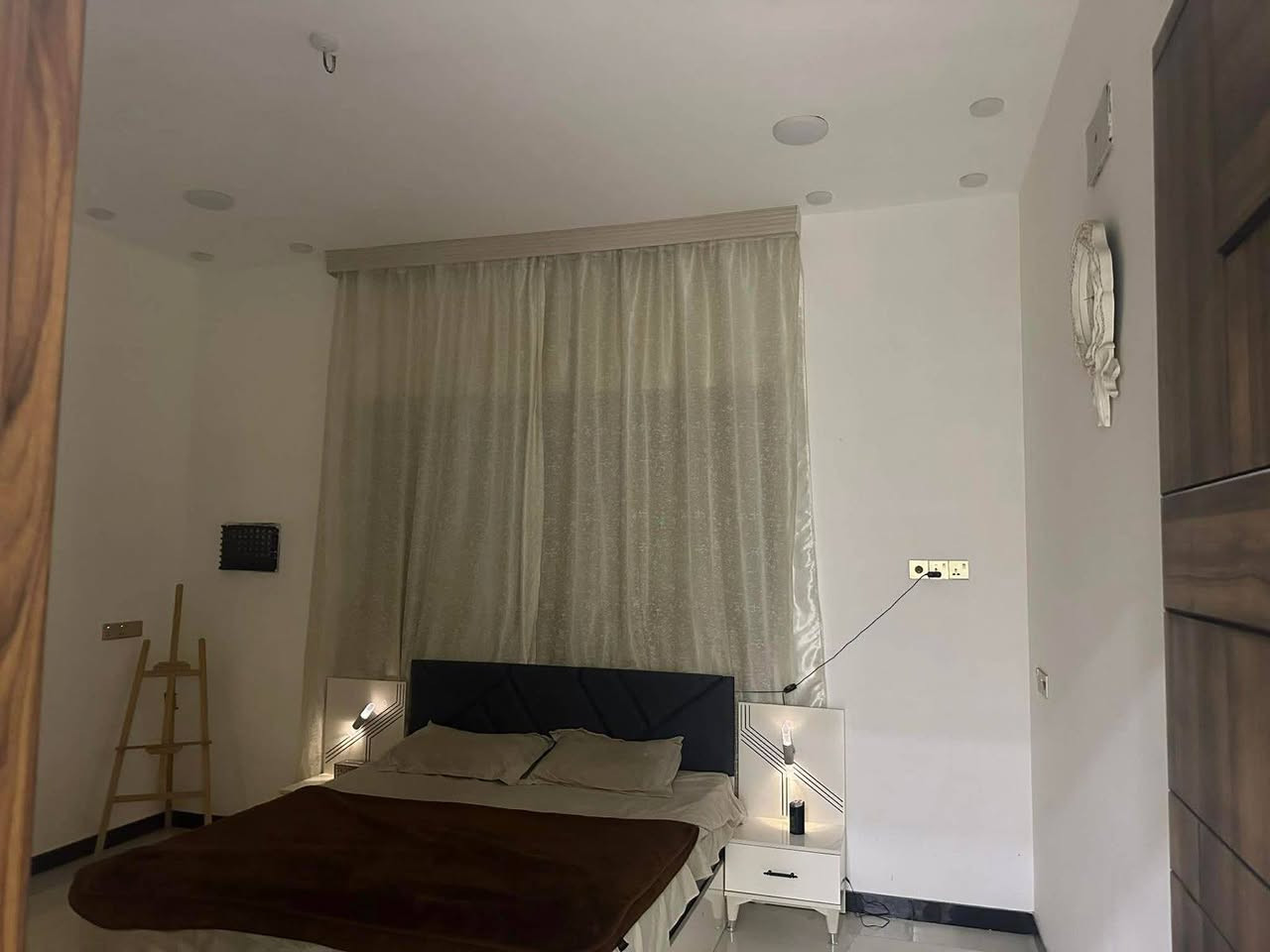 300 متر  دار للبيع زراعي سند 25 جبهه 15 متر طابق واحد يحتوي غرفتين نوم وصاله ومطبخ وحولي وخدمات وحديقه داخليه وحديقه خارجيه وكراج سبالت وكاميرات مع المنزل كهرباء 3فيز جدران سيراميك الواح للسقف درج مرمر السعر المطلوب 220 للمزيد من المعلومات الاتصال رقم واتساب***********
***********
