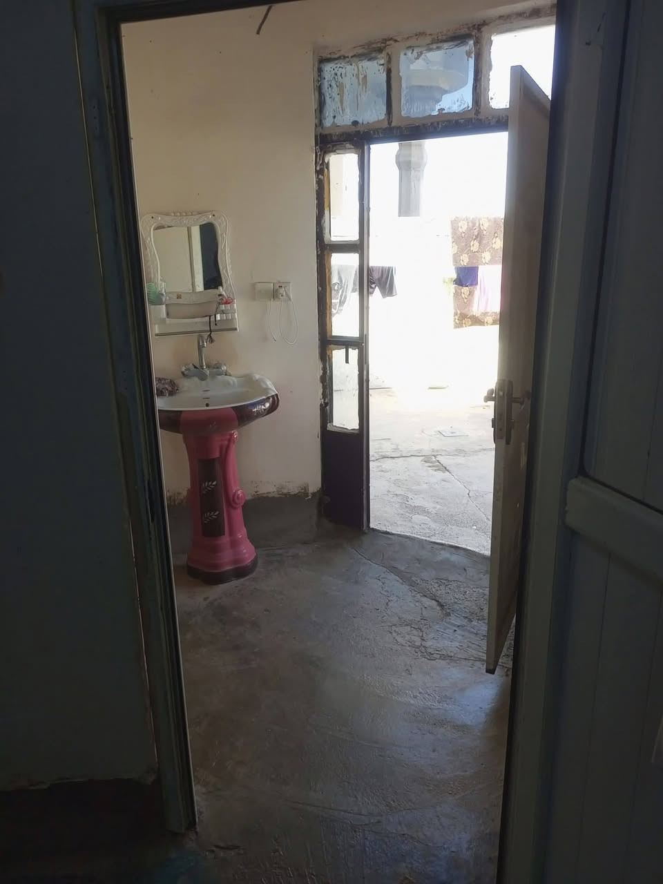 الدار للبيع 
المساحة 250
المنطقة خلف الخضر 
اول فرع يبعد عن الشارع الصب 50 متر 
سقف ثانوي 
الشراي اتصل او تعال خاص وتدلل 
***********
