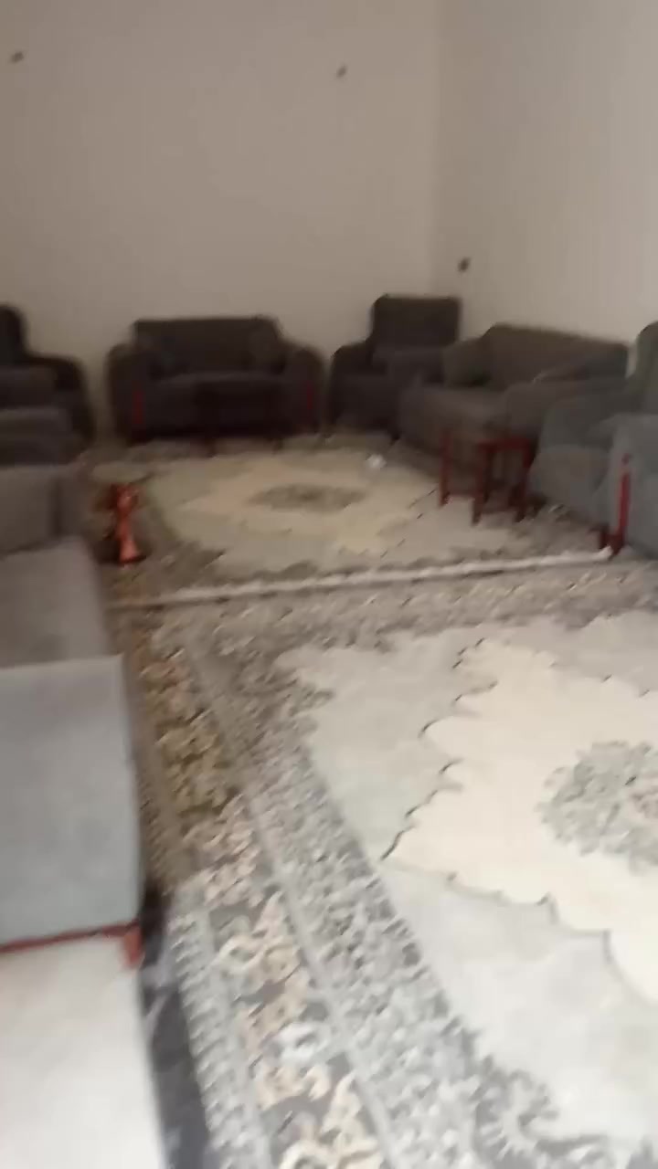 اسلام عليكم بيت طابو صرف مساحه300 م ثلاث غرف 6+4**5+4**4+4فيه حمام ديوانيه 10+4**هول 5/5+7/5 طرمه 7/5+8 بسمي حي العسكري نهاية شارع الروضه هاتف*********** بيكم خير تدللون
